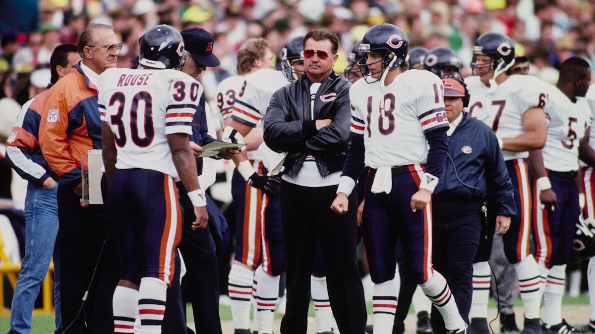 Mike Ditka conversa com jogadores dos Bears em imagem de arquivo.