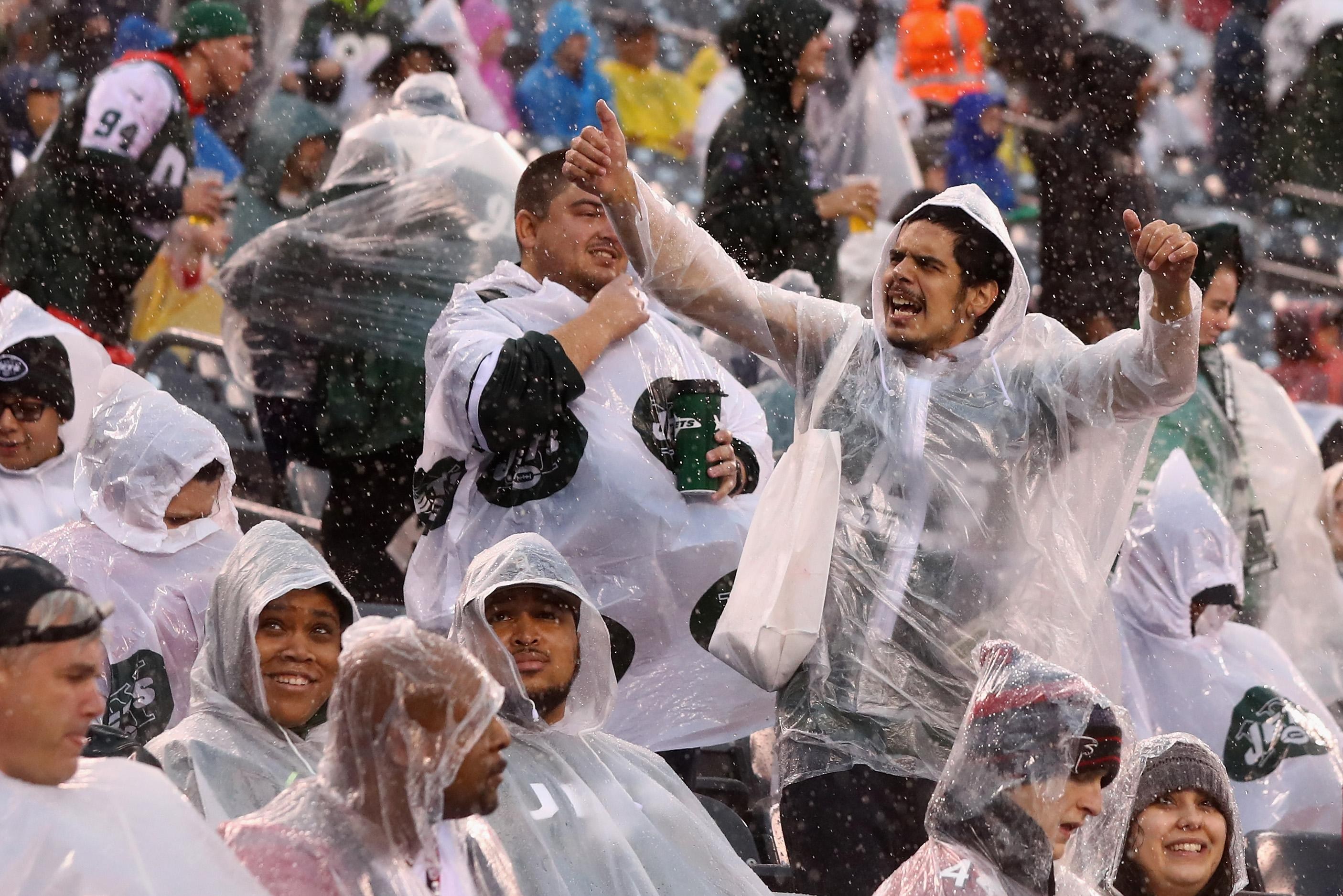 Torcedores dos Jets acompanham sob chuva a partida contra os Falcons em 29 de outubro de 2017.