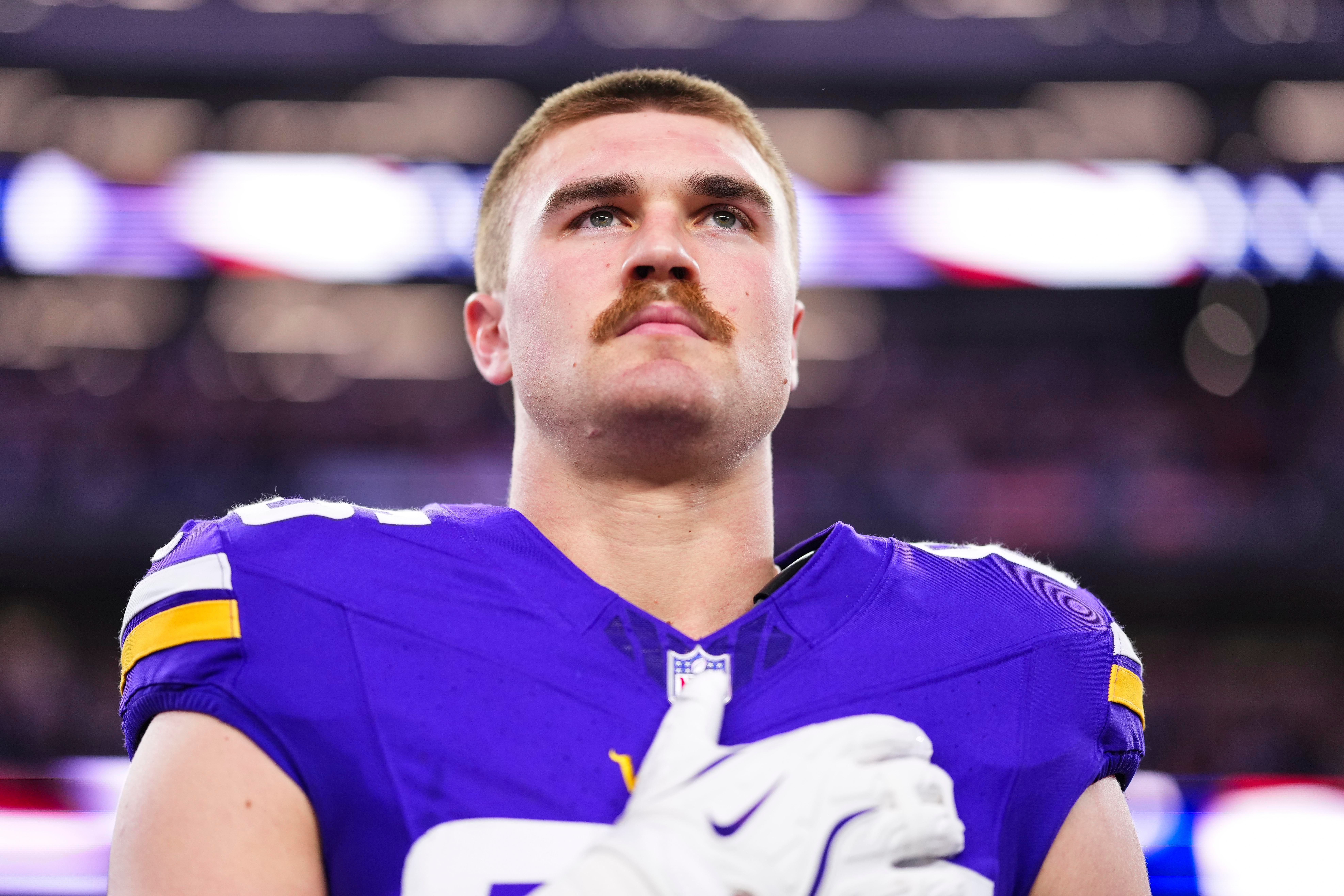 Ben Yurosek, dos Vikings, durante o hino antes do jogo contra os Cowboys em 14 de dezembro de 2025.