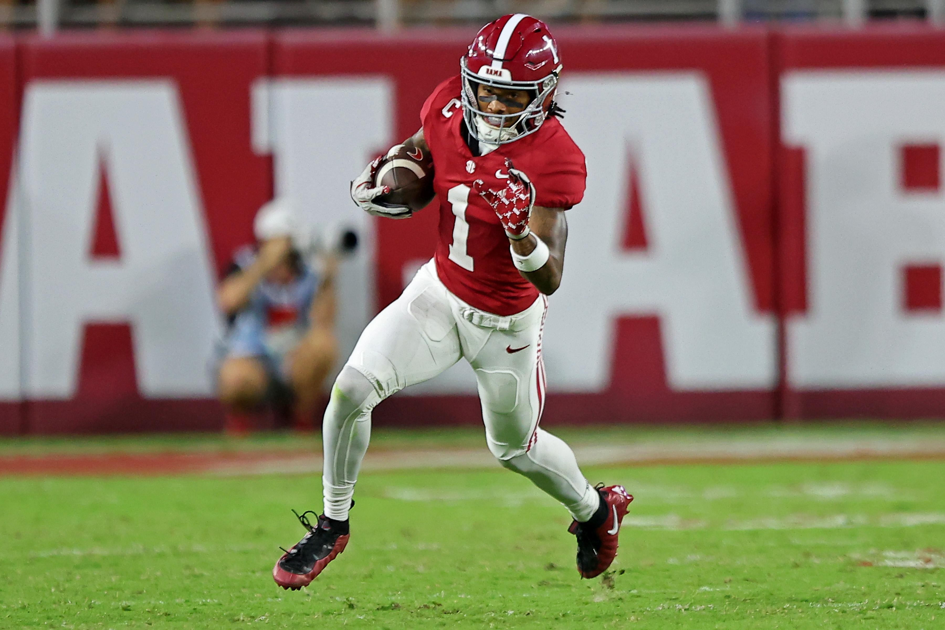 Ryan Coleman-Williams corre após uma recepção por Alabama contra South Carolina em 26 de setembro de 2026.