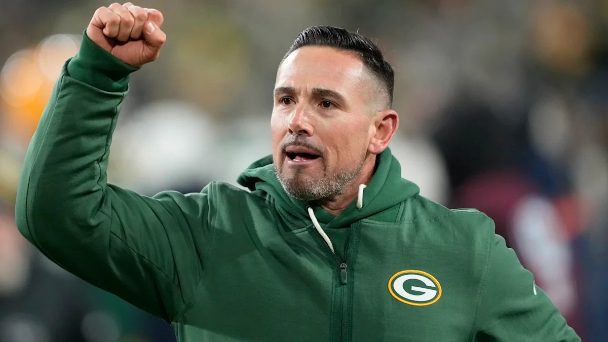 Matt LaFleur comemora à beira do campo pelos Packers.
