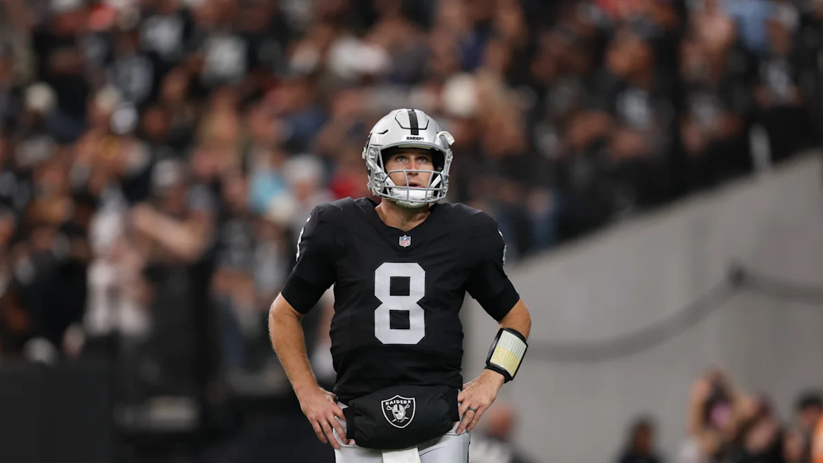 Kirk Cousins em campo pelo Las Vegas Raiders.