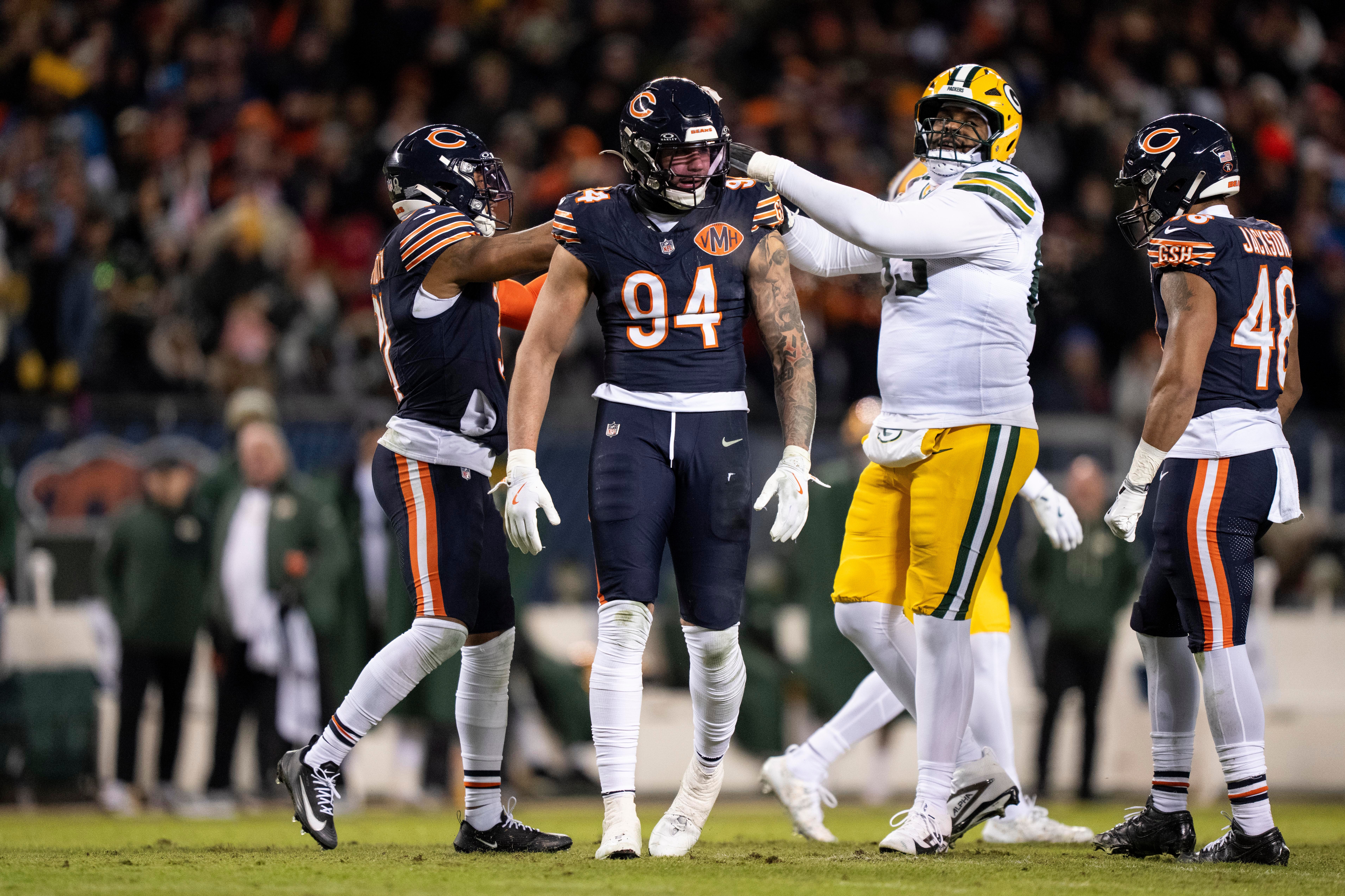 Austin Booker comemora um sack dos Bears contra os Packers nos playoffs, em 10 de janeiro de 2026.