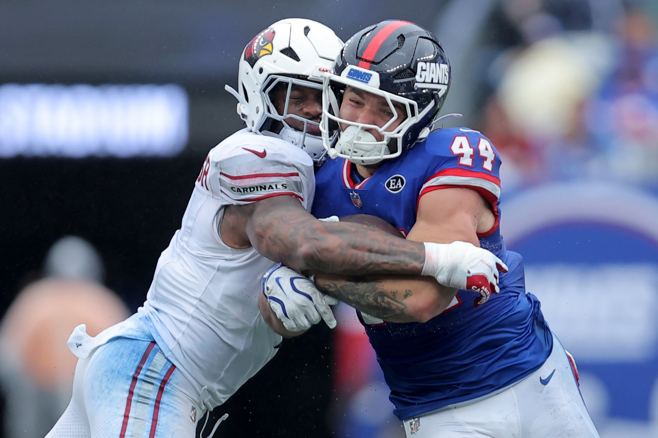 Cam Skattebo enfrenta a marcação de Mack Wilson Sr. no jogo dos Giants contra os Cardinals em 4 de outubro de 2026.
