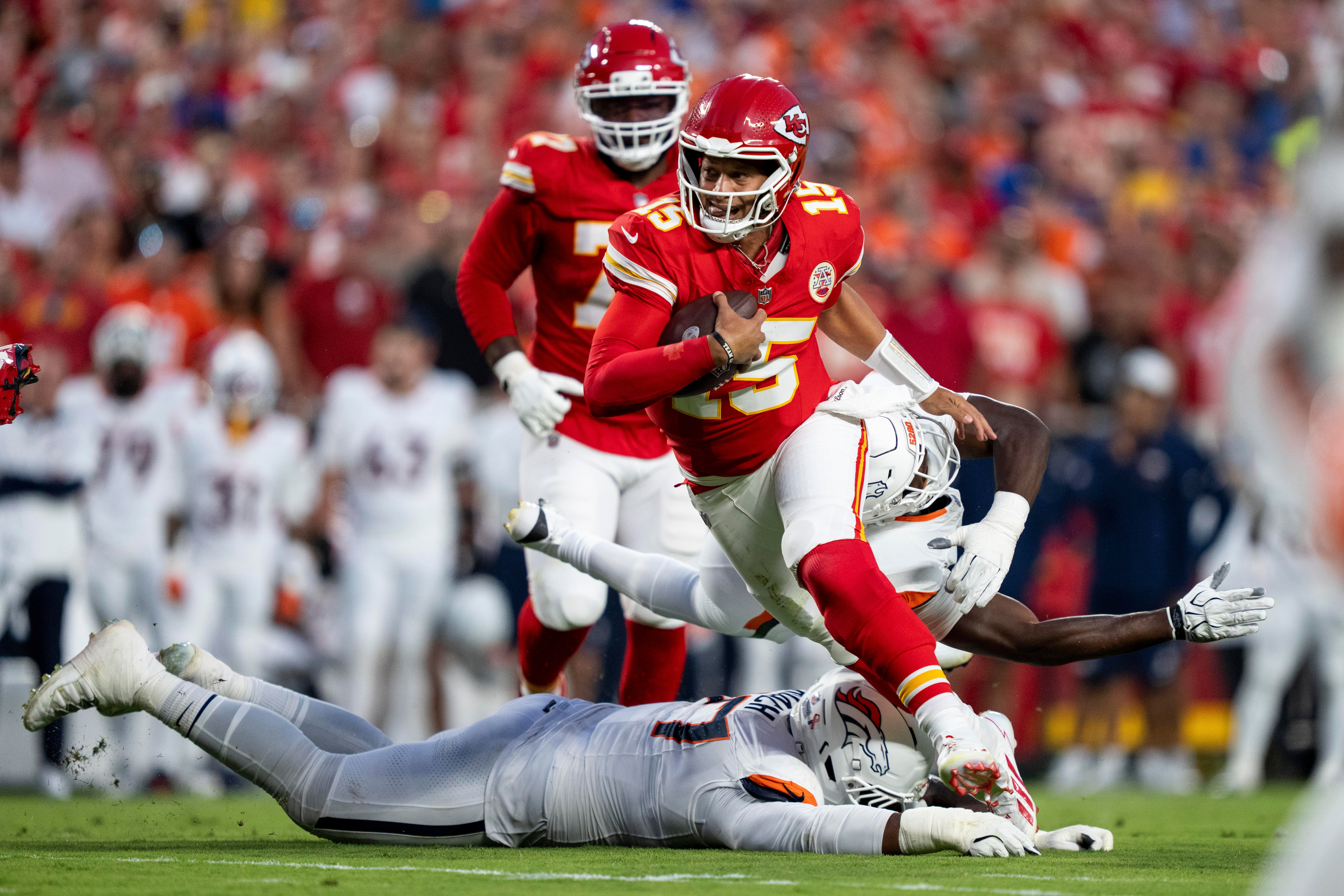 Jogador dos Kansas City Chiefs carrega a bola em uma partida.