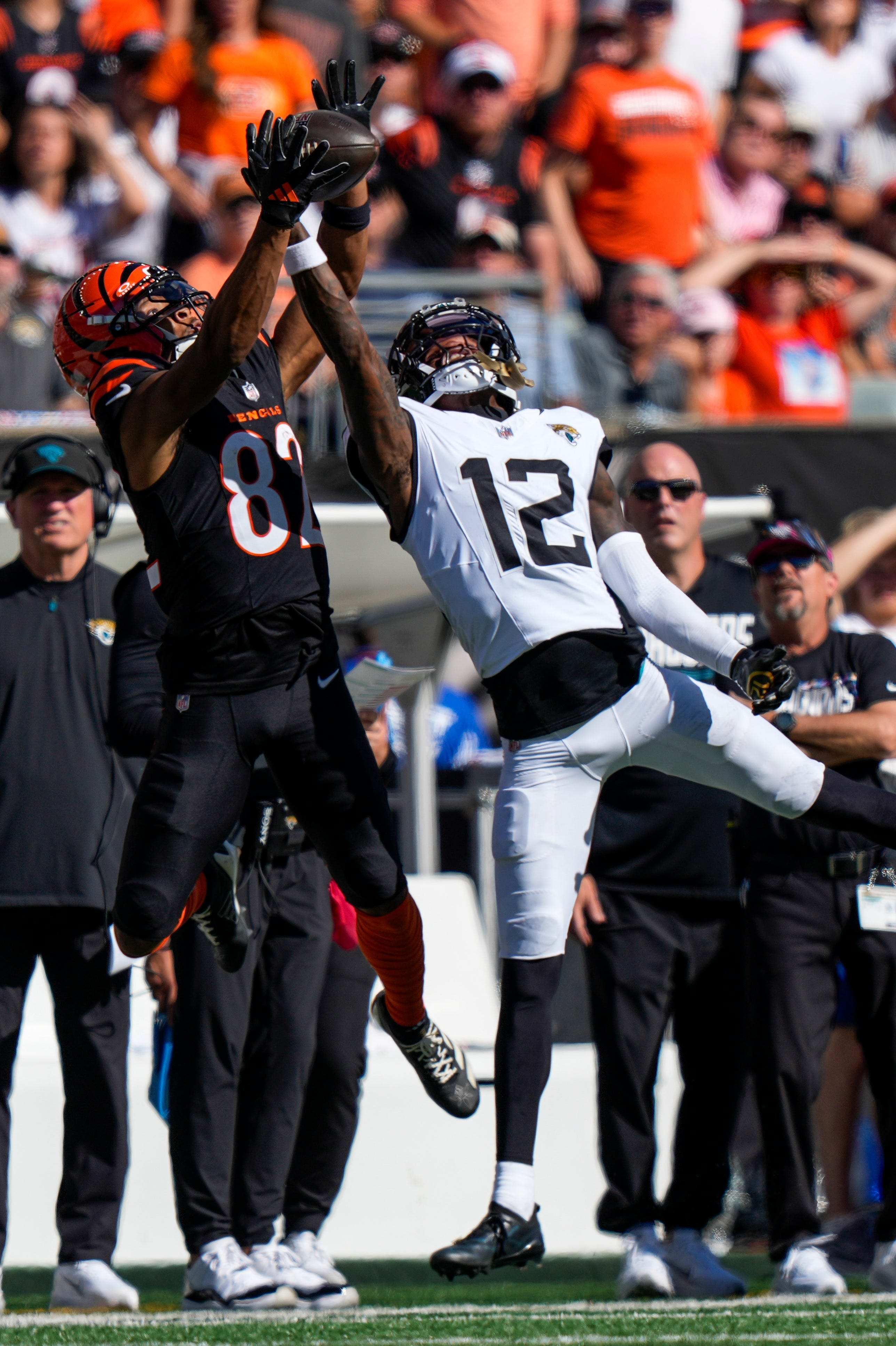 Travis Hunter disputa um passe com Mitch Tinsley na vitória dos Jaguars sobre os Bengals em 4 de outubro de 2026.