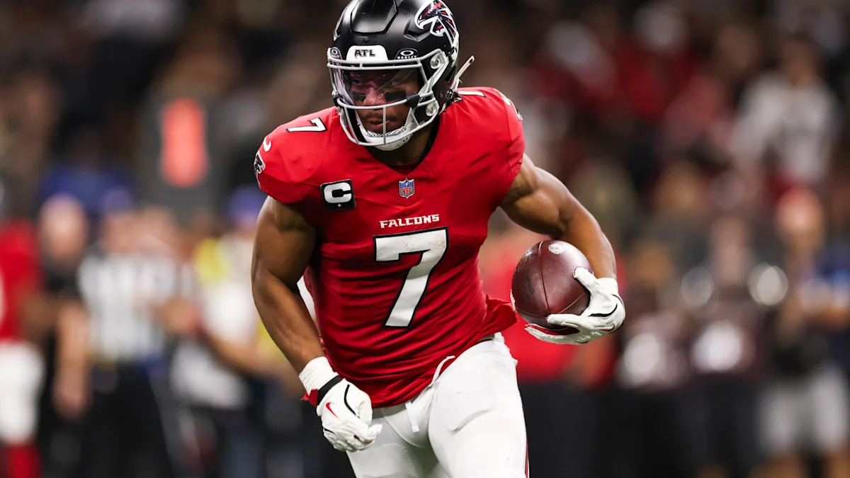 Bijan Robinson carrega a bola pelos Atlanta Falcons.