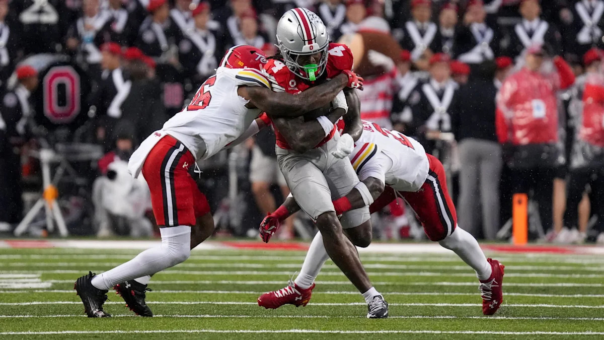 Jeremiah Smith corre com a bola por Ohio State.