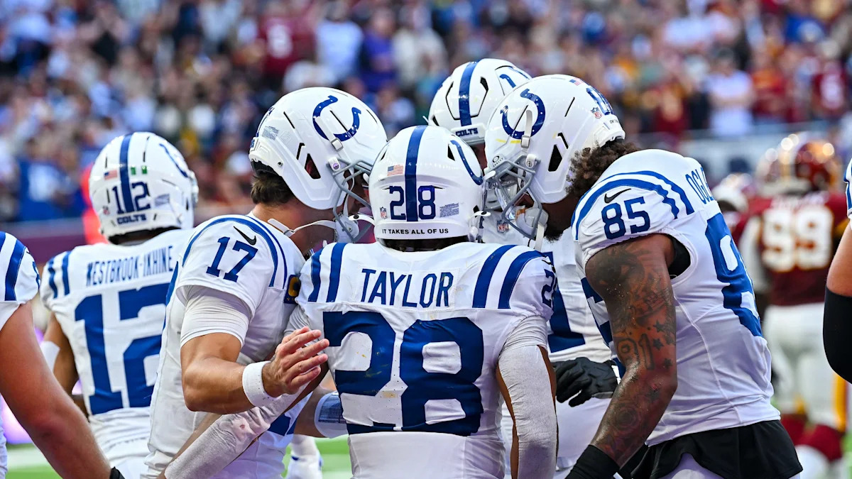 Jonathan Taylor e jogadores dos Colts em partida disputada em Londres.