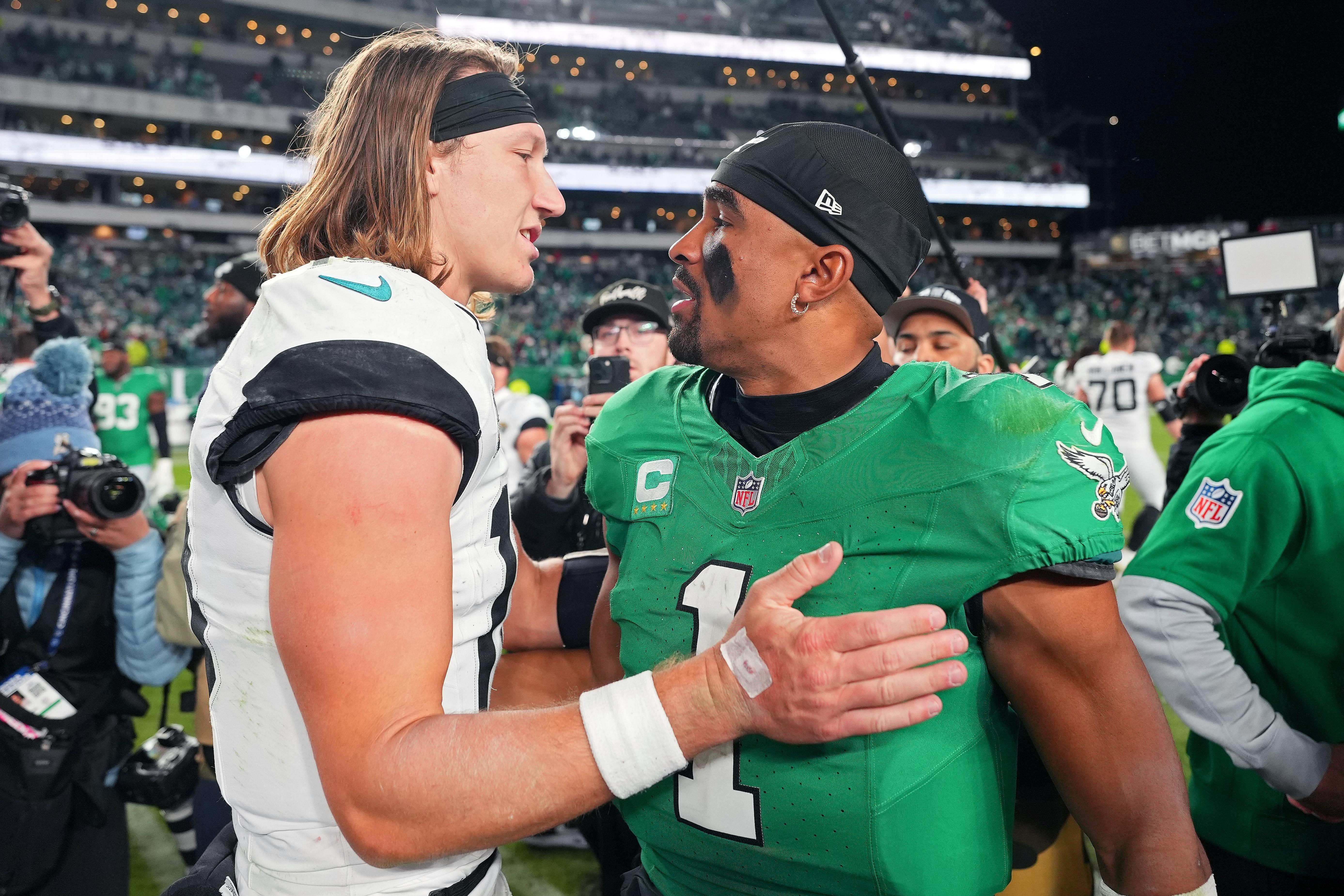 Trevor Lawrence e Jalen Hurts conversam após Eagles x Jaguars em 3 de novembro de 2024.