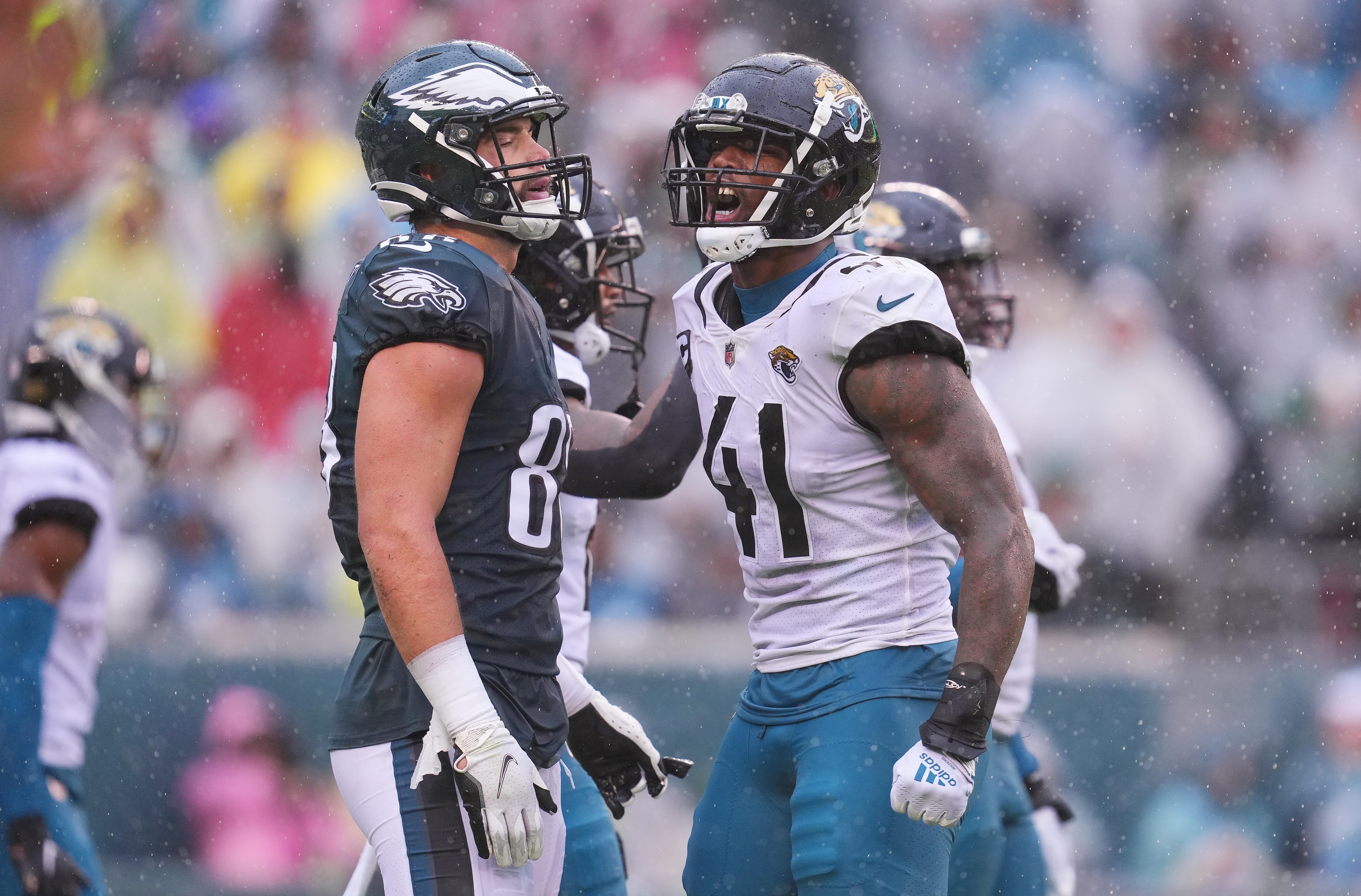 Josh Hines-Allen, então identificado como Josh Allen, diante de Dallas Goedert em Jaguars x Eagles, em 2 de outubro de 2022.