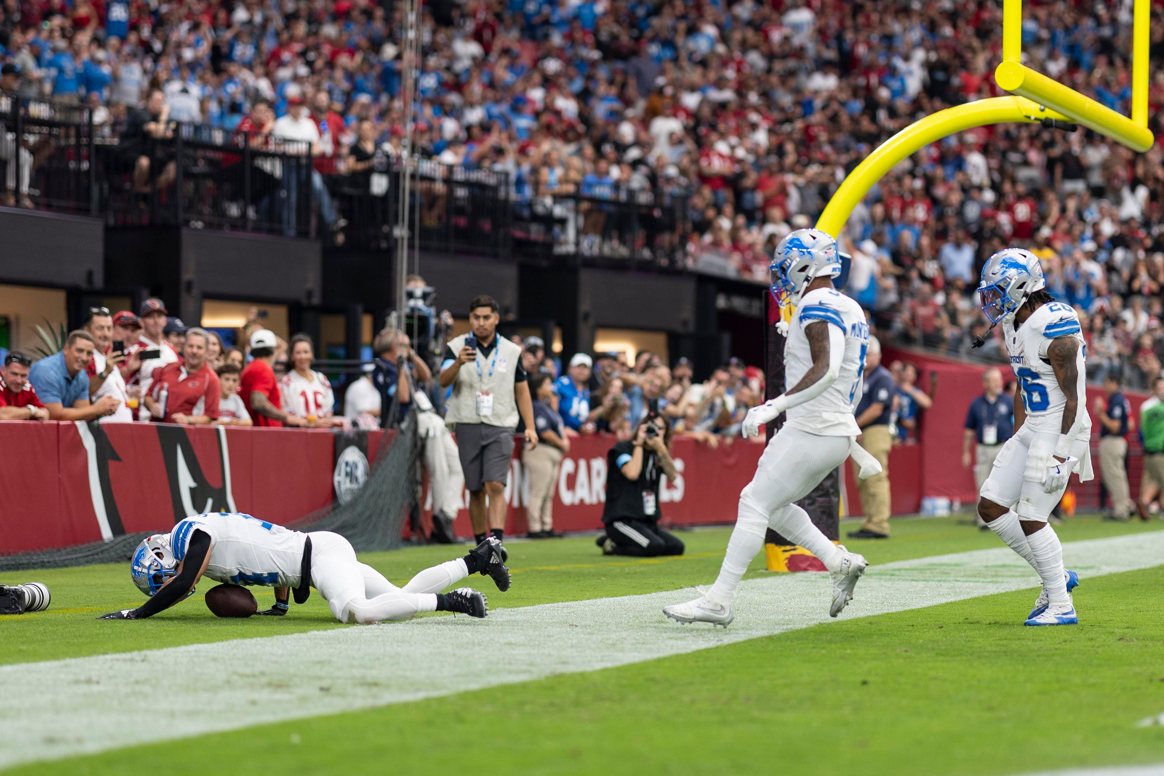 Amon-Ra St. Brown comemora um touchdown dos Lions contra os Cardinals em 22 de setembro de 2024.