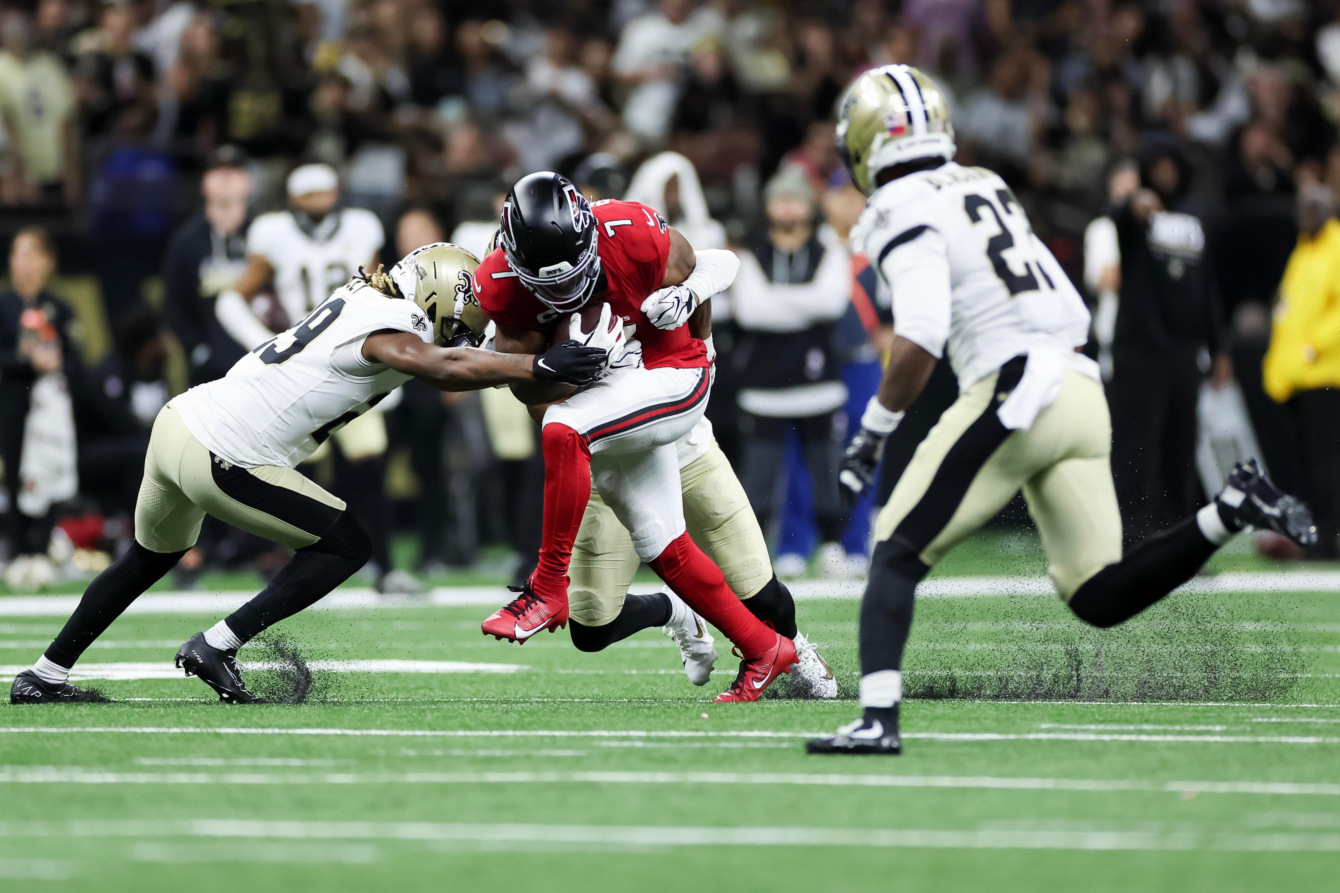 Jogador dos Atlanta Falcons avança com a bola.