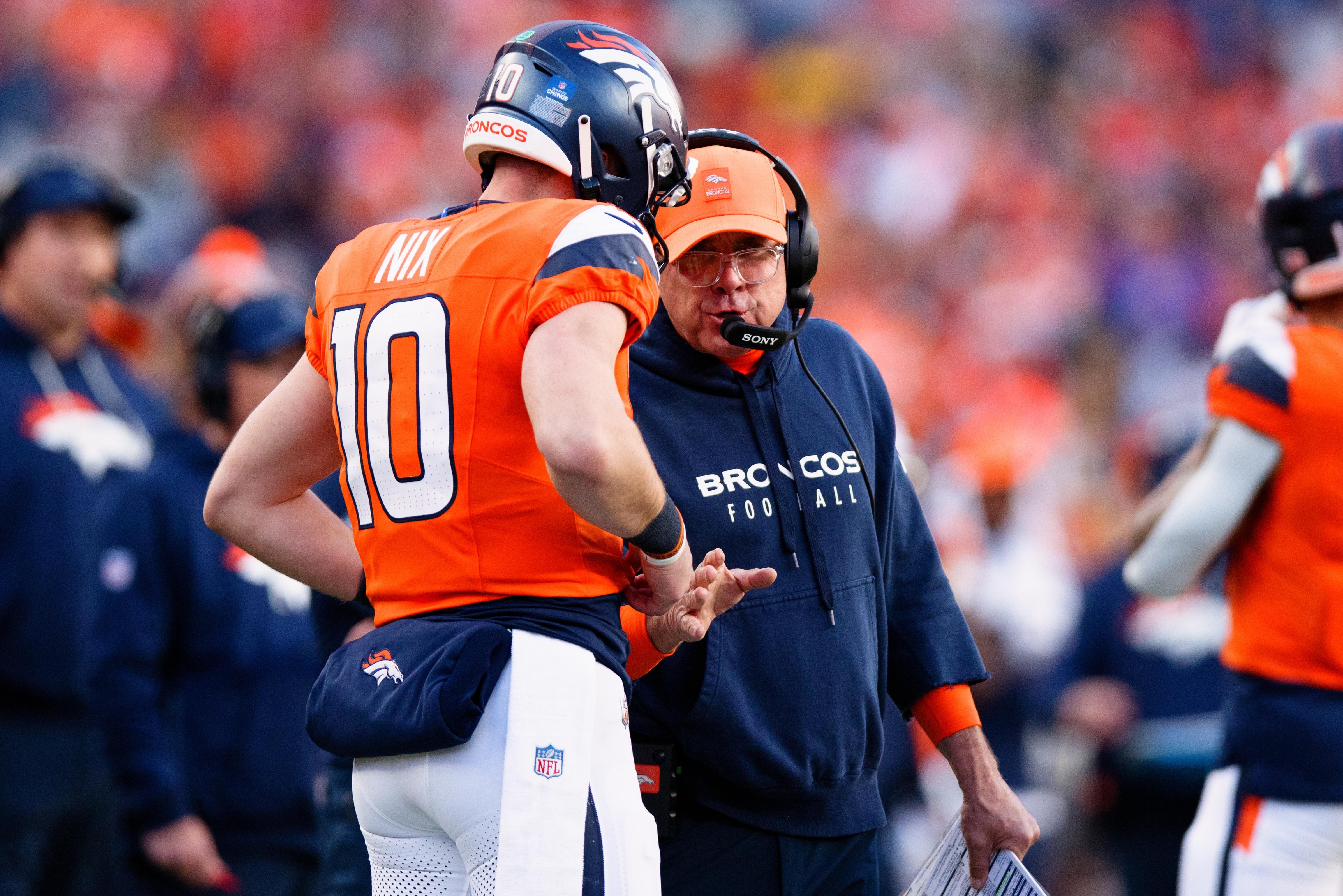 Bo Nix conversa com Sean Payton durante jogo dos Broncos contra os Packers em 14 de dezembro de 2025.