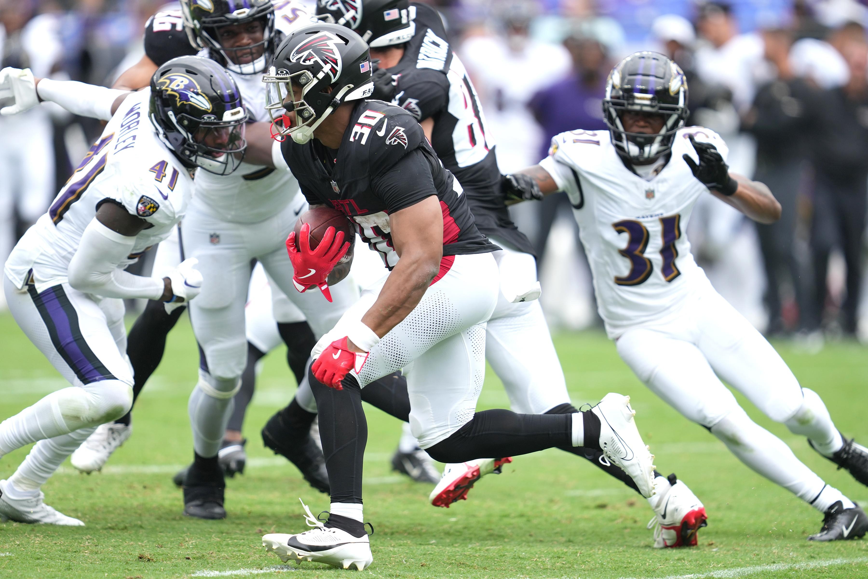Jase McClellan corre pelos Falcons contra os Ravens na pré-temporada de 17 de agosto de 2024.