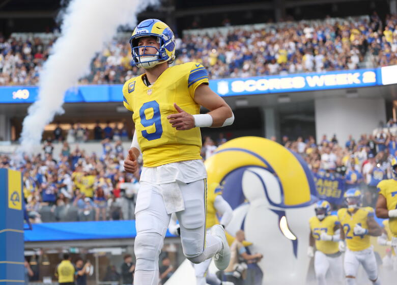 Matthew Stafford entra em campo pelos Rams antes de jogo contra os Giants no SoFi Stadium.