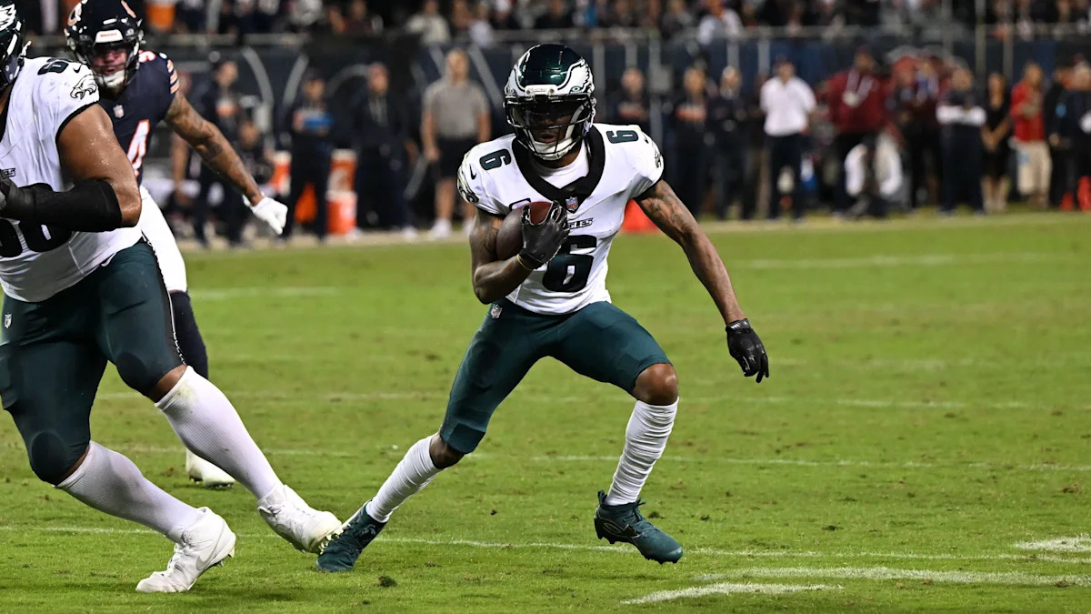 DeVonta Smith prepara-se para uma jogada pelo Philadelphia Eagles.