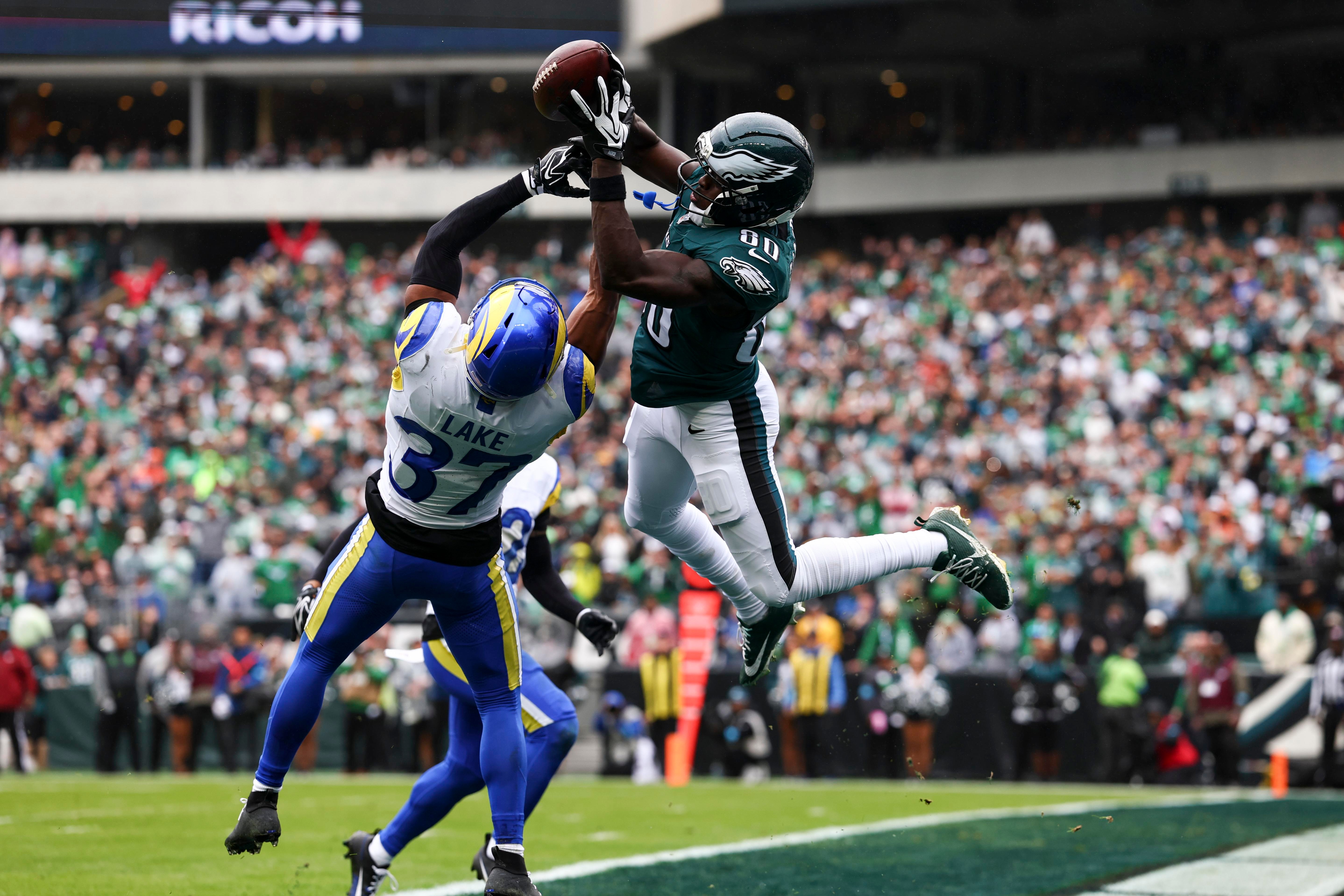 Darius Cooper recebe um passe para touchdown dos Eagles contra os Rams em 4 de outubro de 2026.