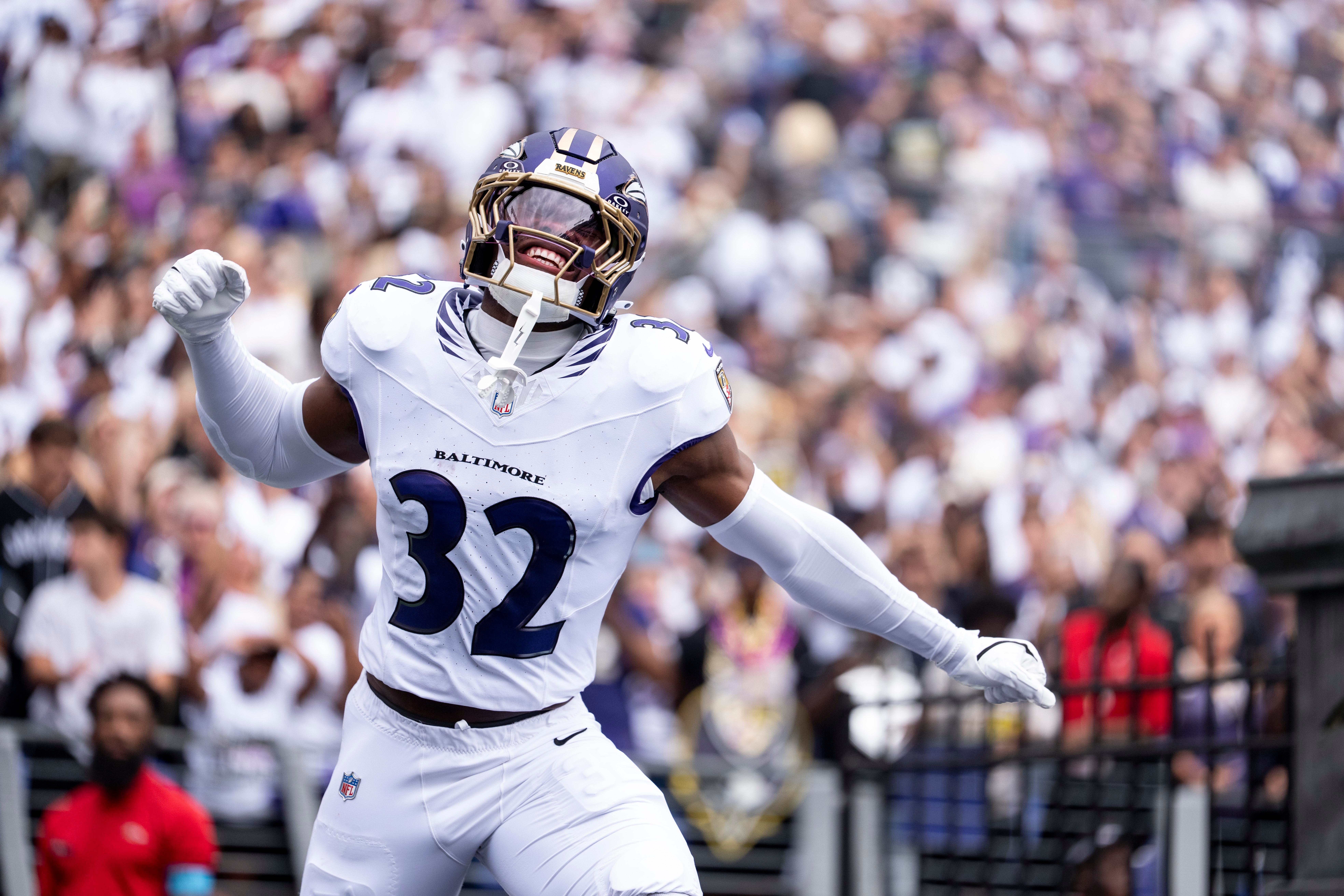 Trenton Simpson entra em campo pelos Ravens contra os Saints em 20 de setembro de 2026.