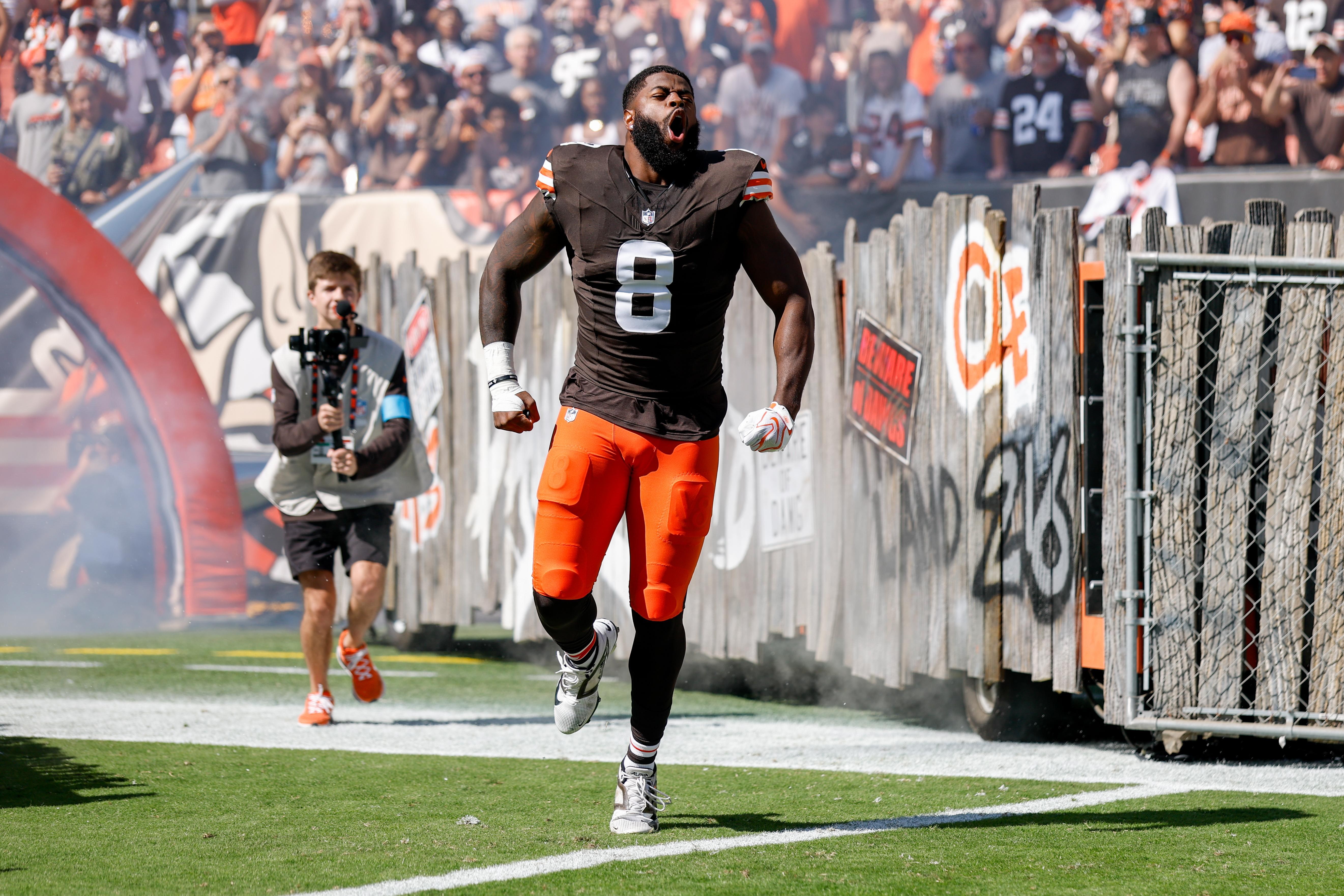 Jared Verse entra em campo pelos Browns antes de enfrentar os Panthers em 27 de setembro de 2026.