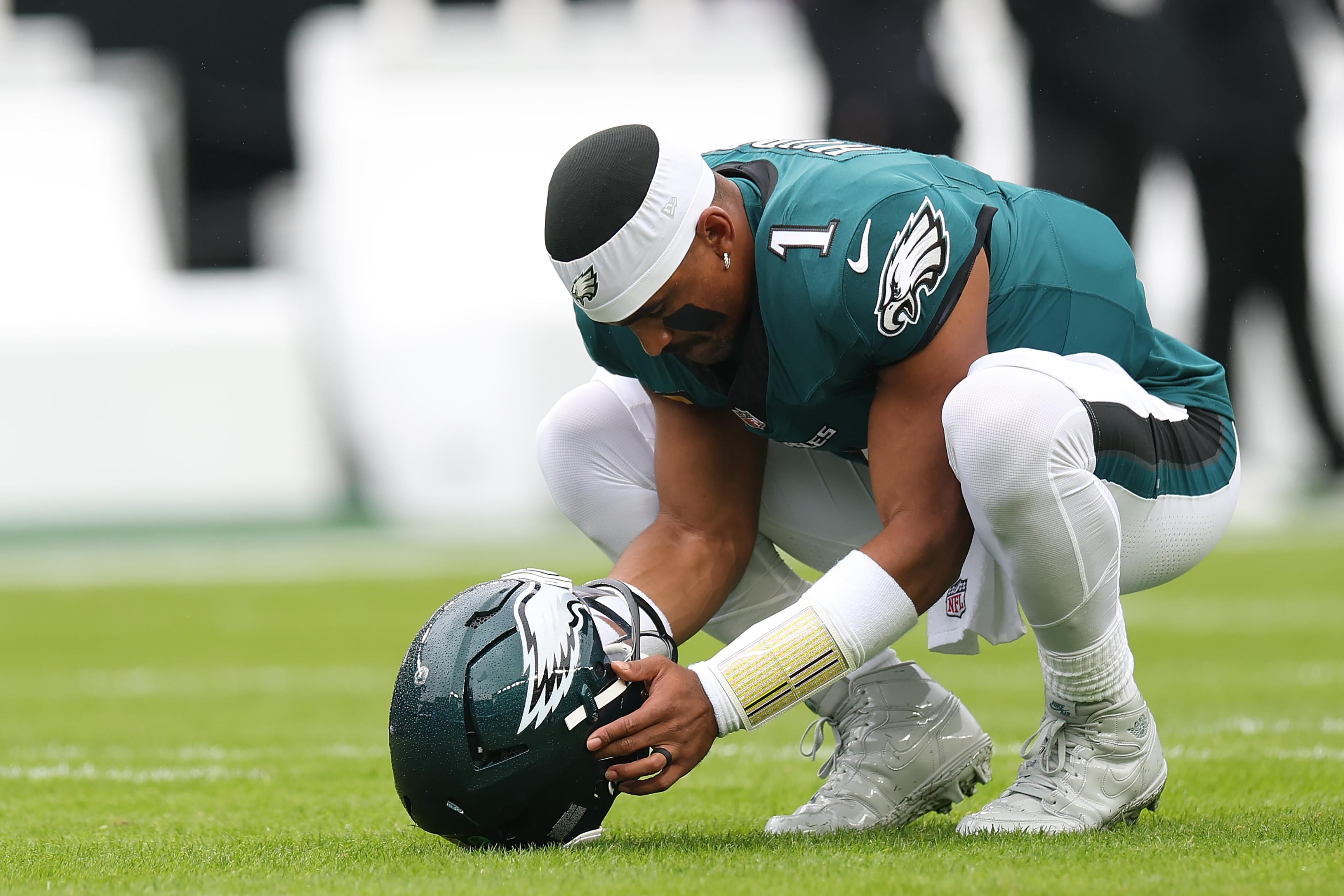 Jalen Hurts se aquece antes de Eagles x Rams em 4 de outubro de 2026.