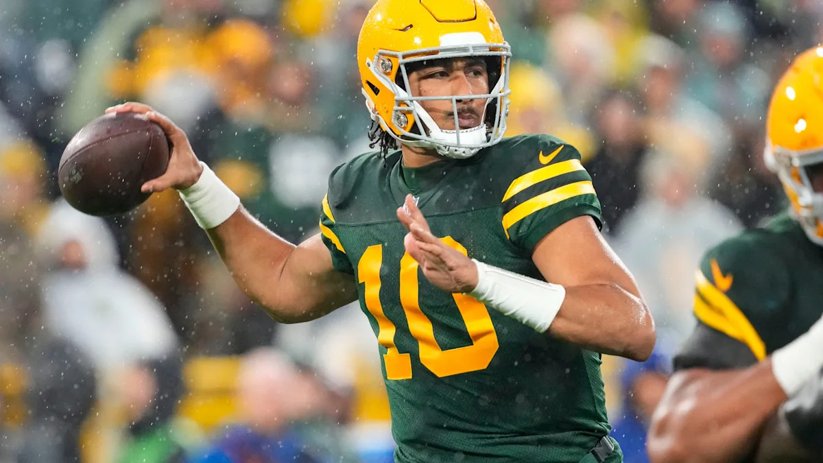 Jordan Love usa o uniforme alternativo Rivalries dos Packers.