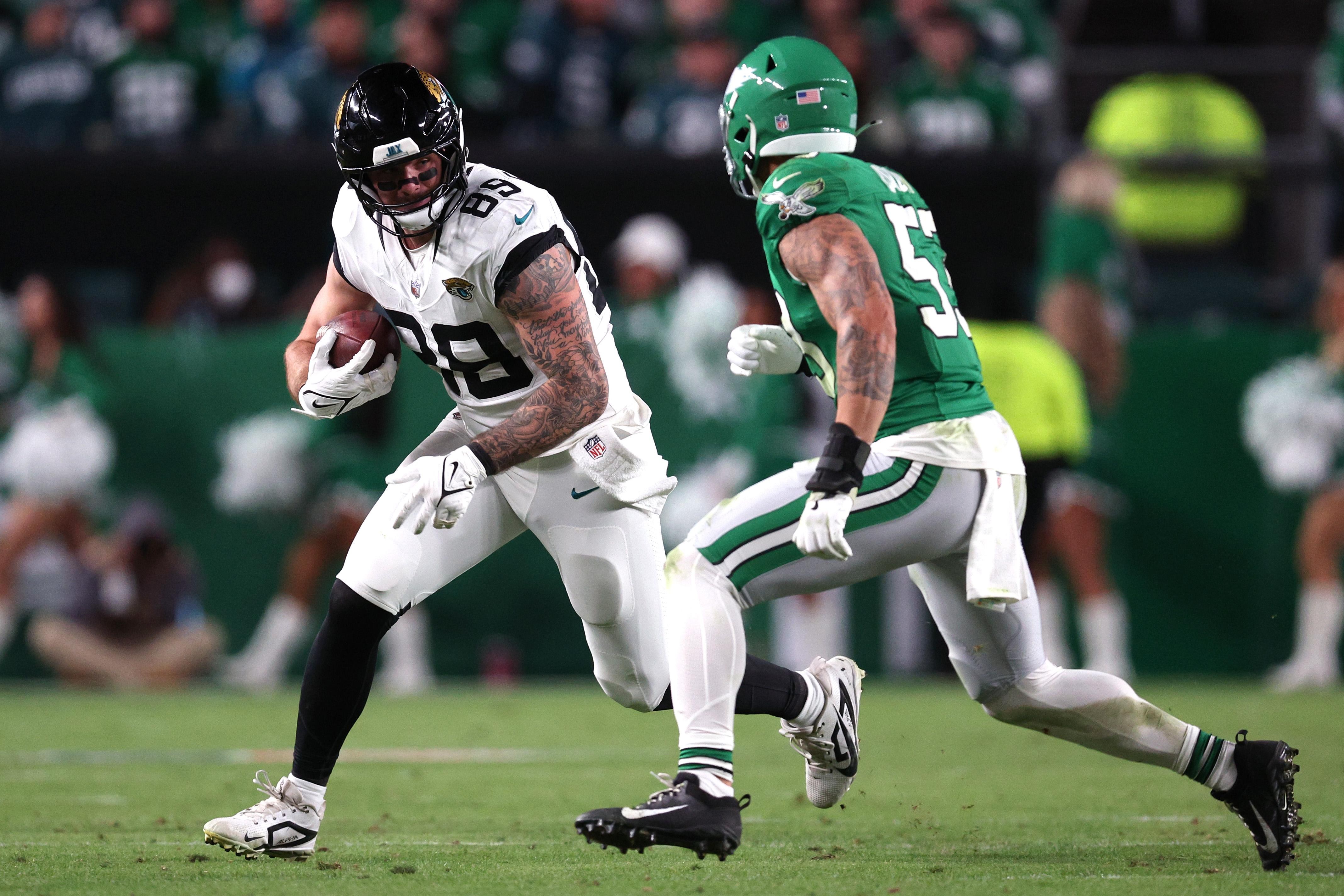 Luke Farrell passa pela marcação de Zack Baun em Jaguars x Eagles, em 3 de novembro de 2024.