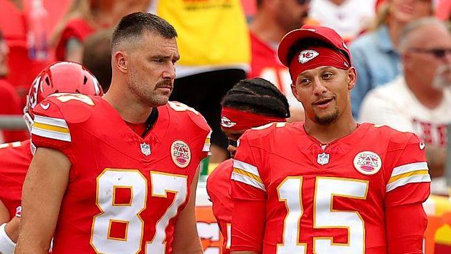 Travis Kelce e Patrick Mahomes conversam durante jogo de pré-temporada dos Chiefs contra os Rams