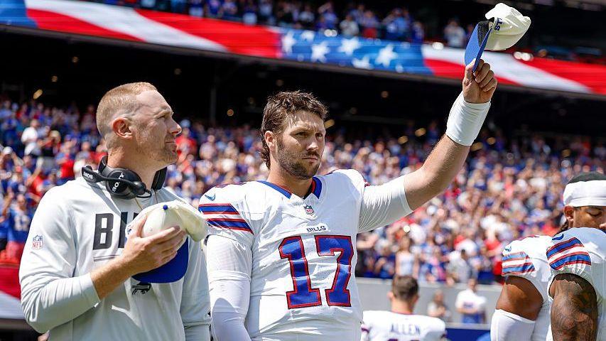 Joe Brady e Josh Allen durante o hino antes de jogo de pré-temporada dos Bills