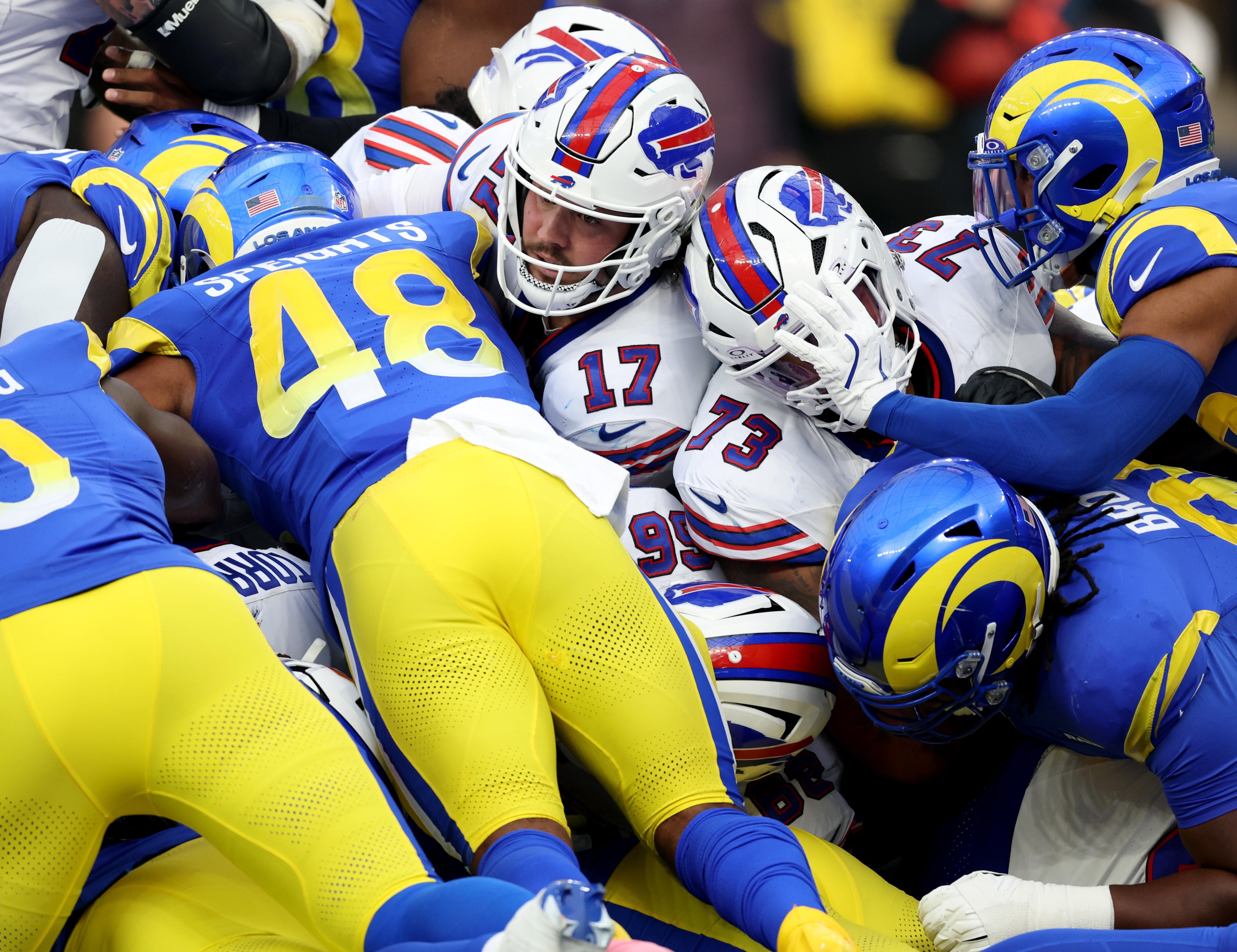 Josh Allen enfrenta a marcação dos Rams.