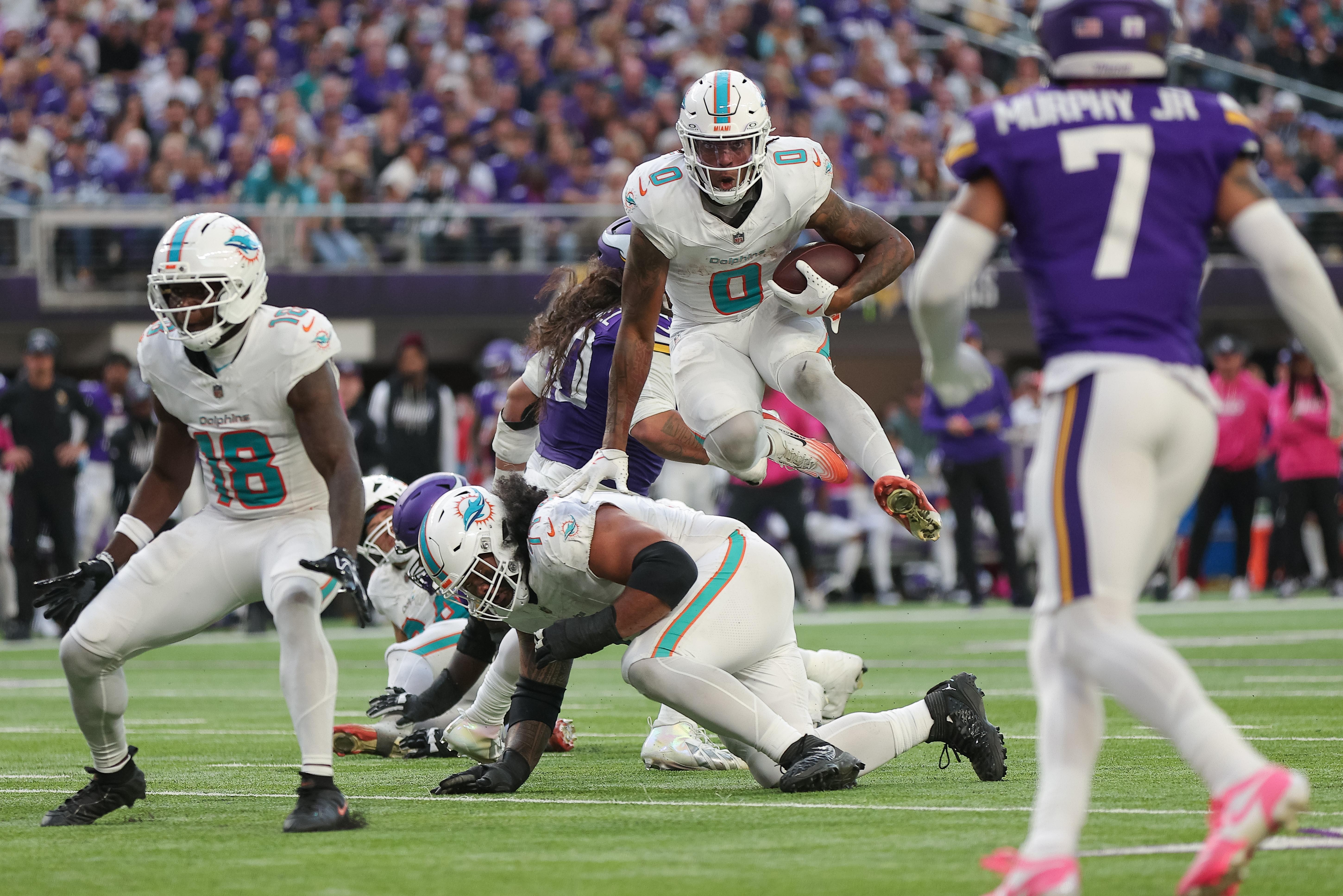 Jogadores da linha ofensiva dos Dolphins bloqueiam a defesa dos Vikings.