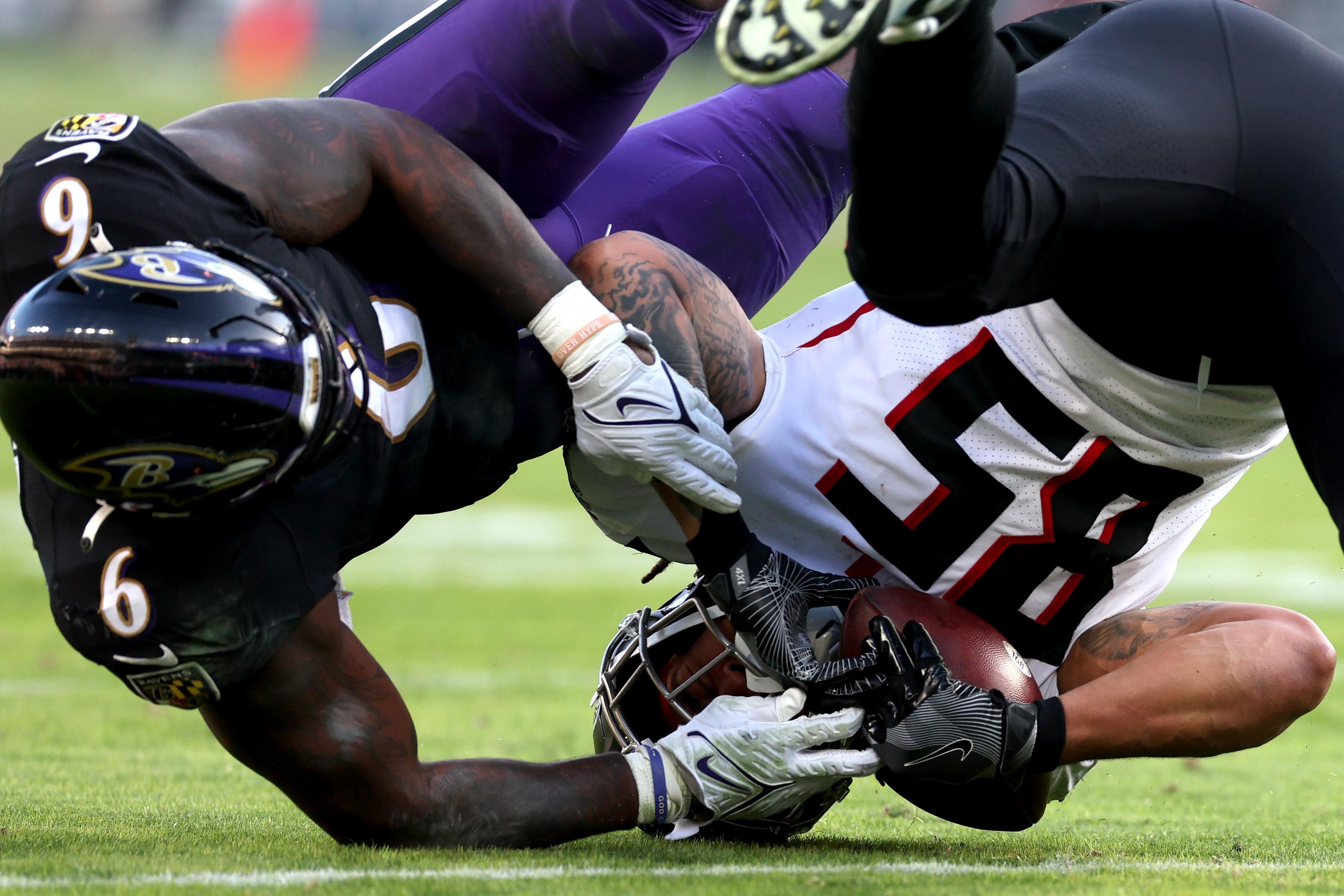 Patrick Queen interrompe um passe para MyCole Pruitt em Ravens x Falcons, em 24 de dezembro de 2022.