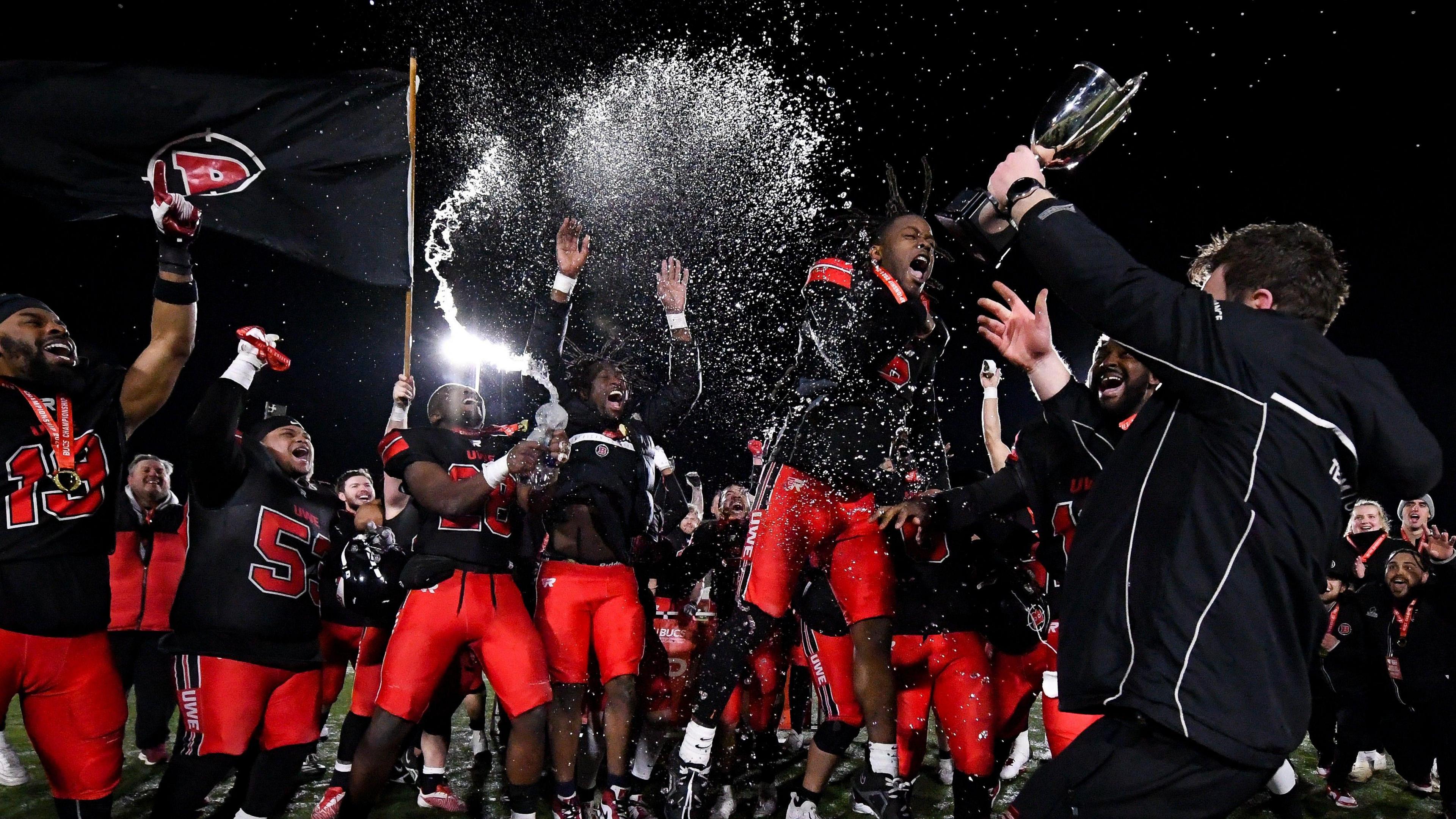 UWE Bullets comemora o título nacional universitário conquistado em março de 2025.