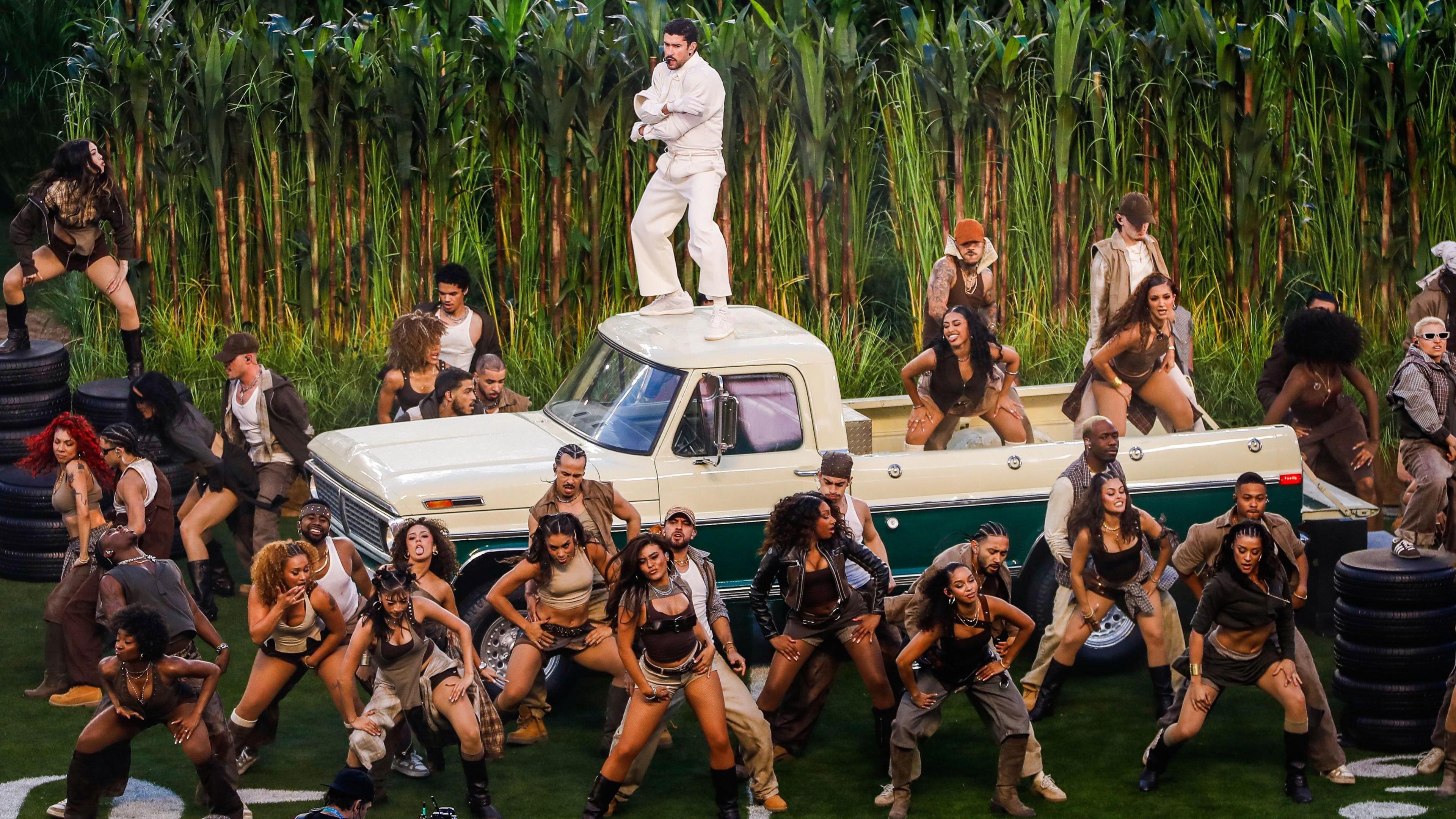 Bad Bunny se apresenta no show do intervalo do Super Bowl, em fevereiro de 2026.