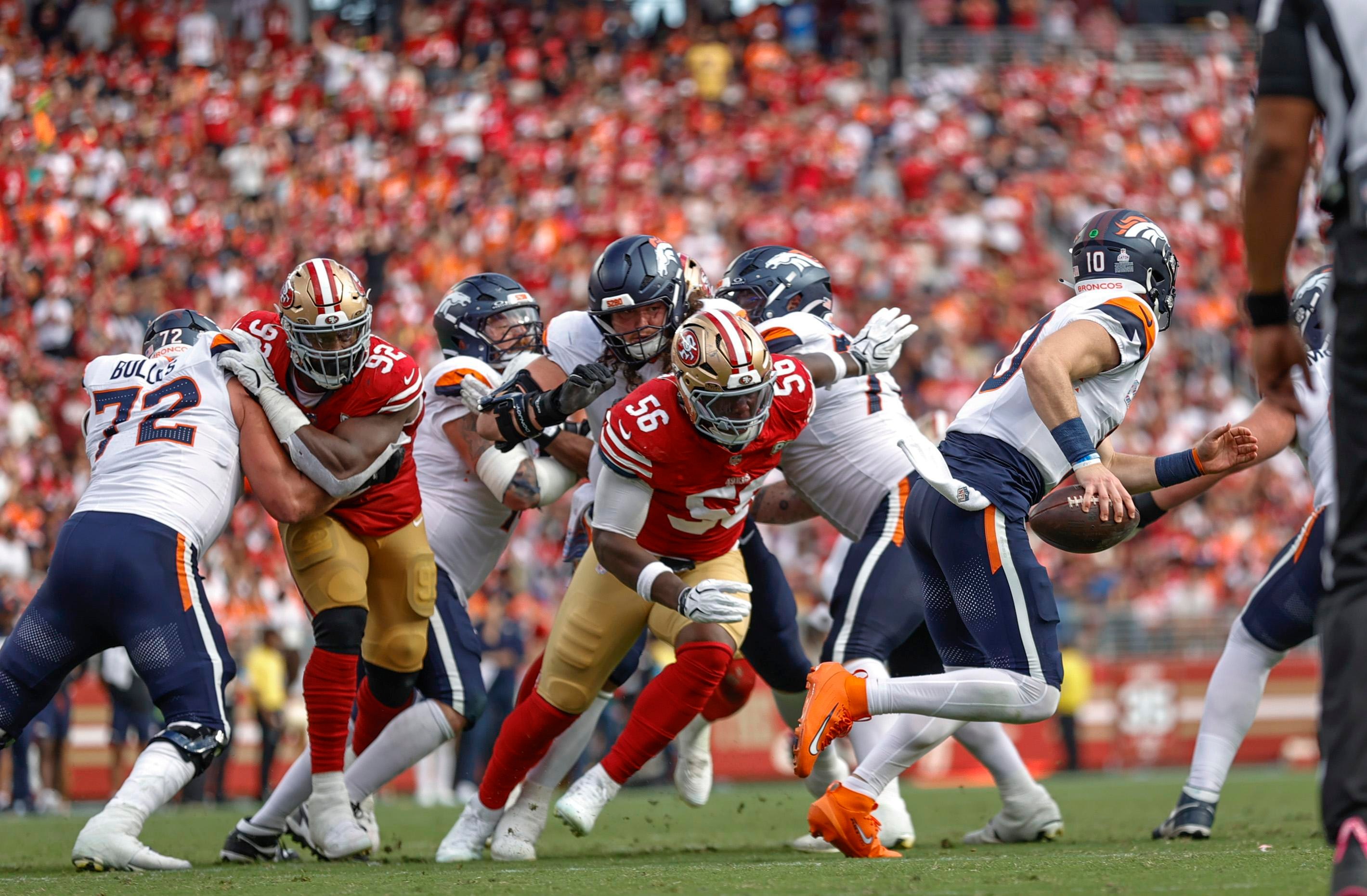 Keion White pressiona o quarterback dos Broncos em jogo dos 49ers, em 4 de outubro de 2026.