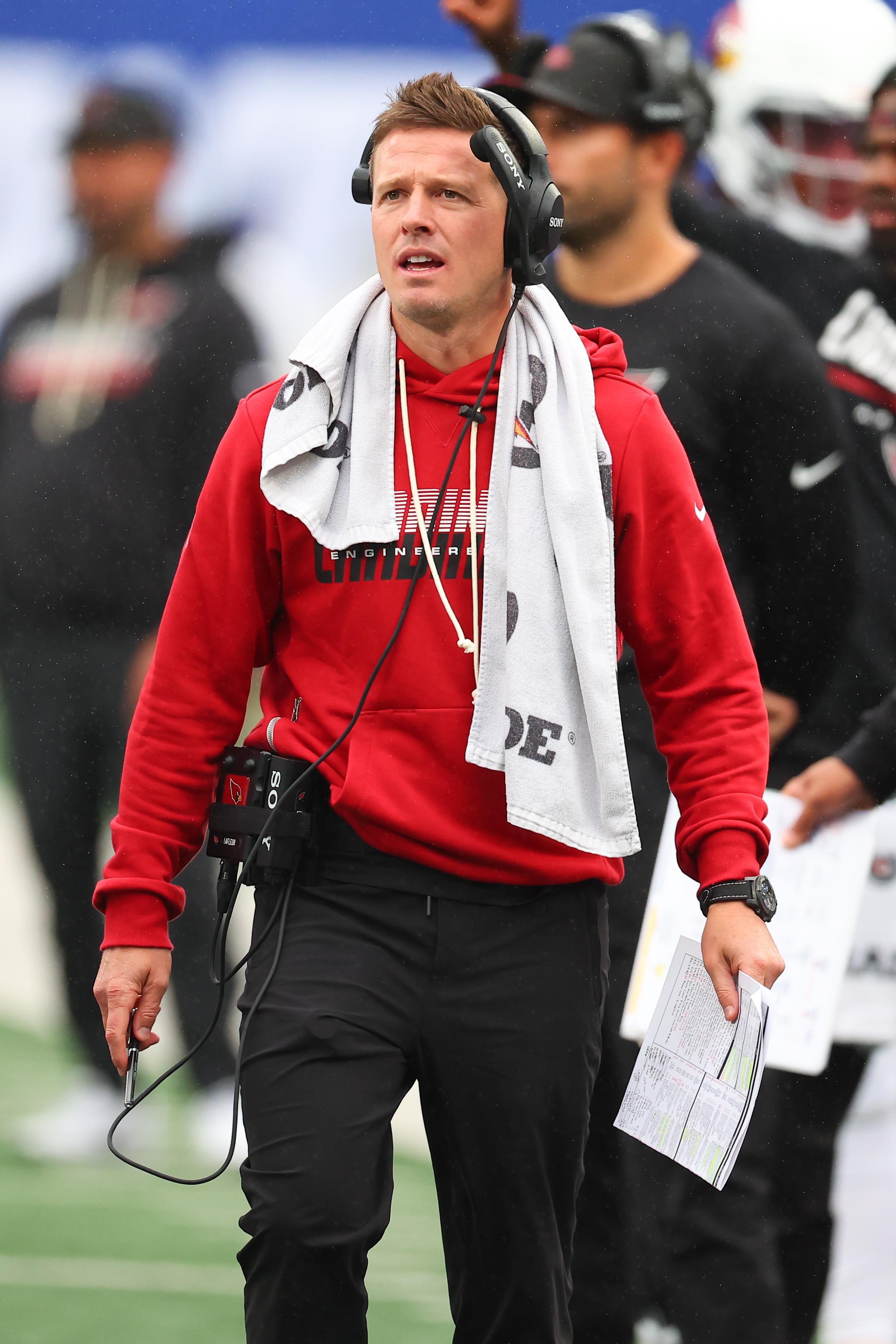 Mike LaFleur acompanha os Cardinals durante partida contra os Giants no MetLife Stadium.