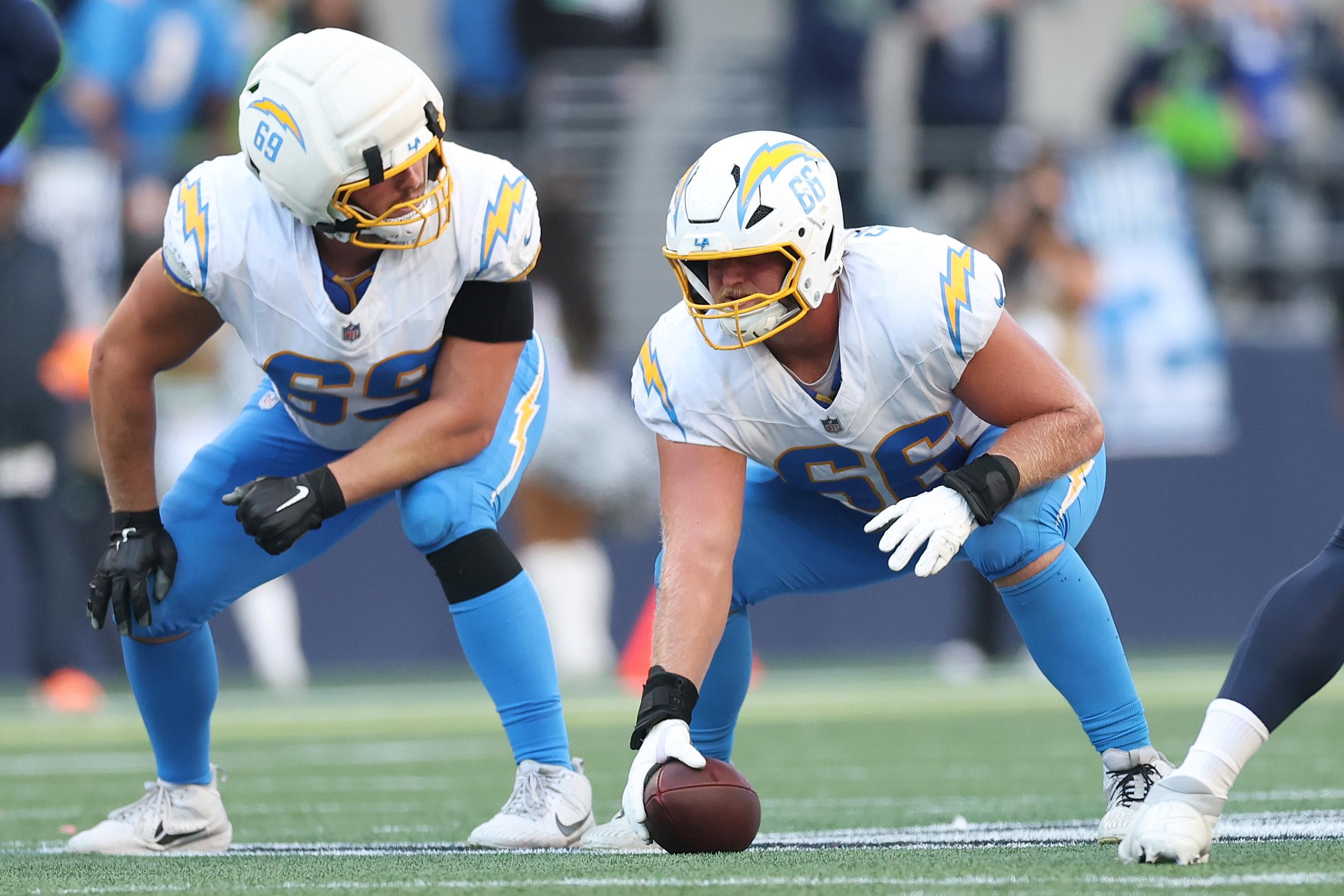 Jake Slaughter prepara o snap dos Chargers contra os Seahawks em 4 de outubro de 2026.