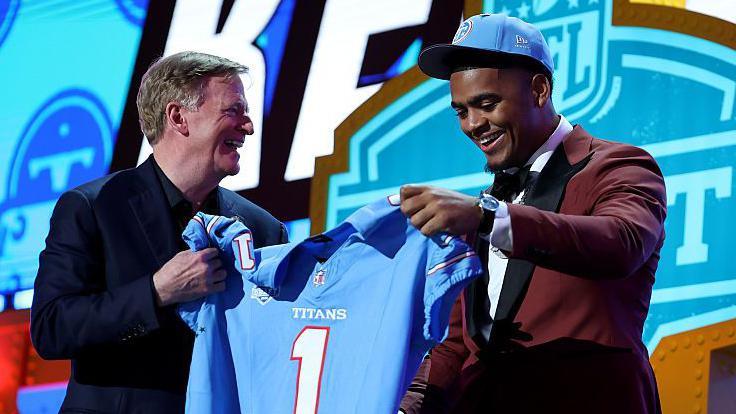 Roger Goodell posa com Keldric Faulk, escolhido pelo Tennessee Titans na primeira rodada do Draft de 2026.