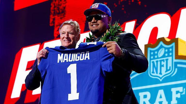 Francis Mauigoa celebra sua origem ao encontrar Roger Goodell no palco do Draft de 2026.