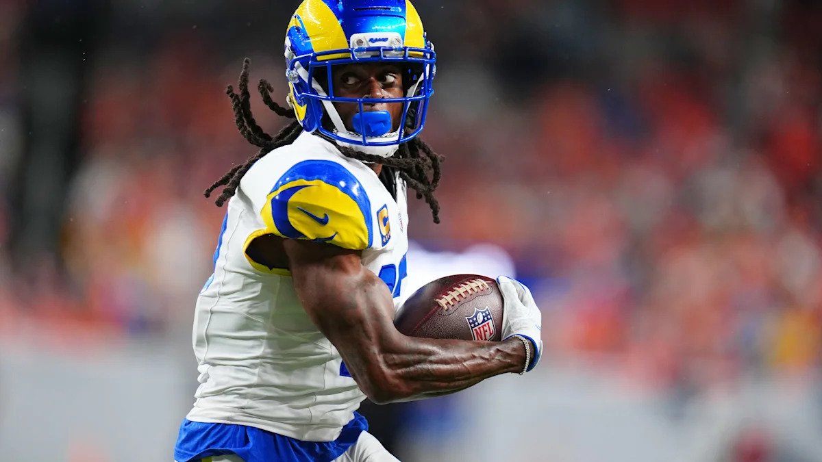 Davante Adams com a bola pelo Los Angeles Rams.