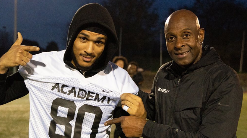 Seydou Traore e Jerry Rice na NFL Academy, em 2019.