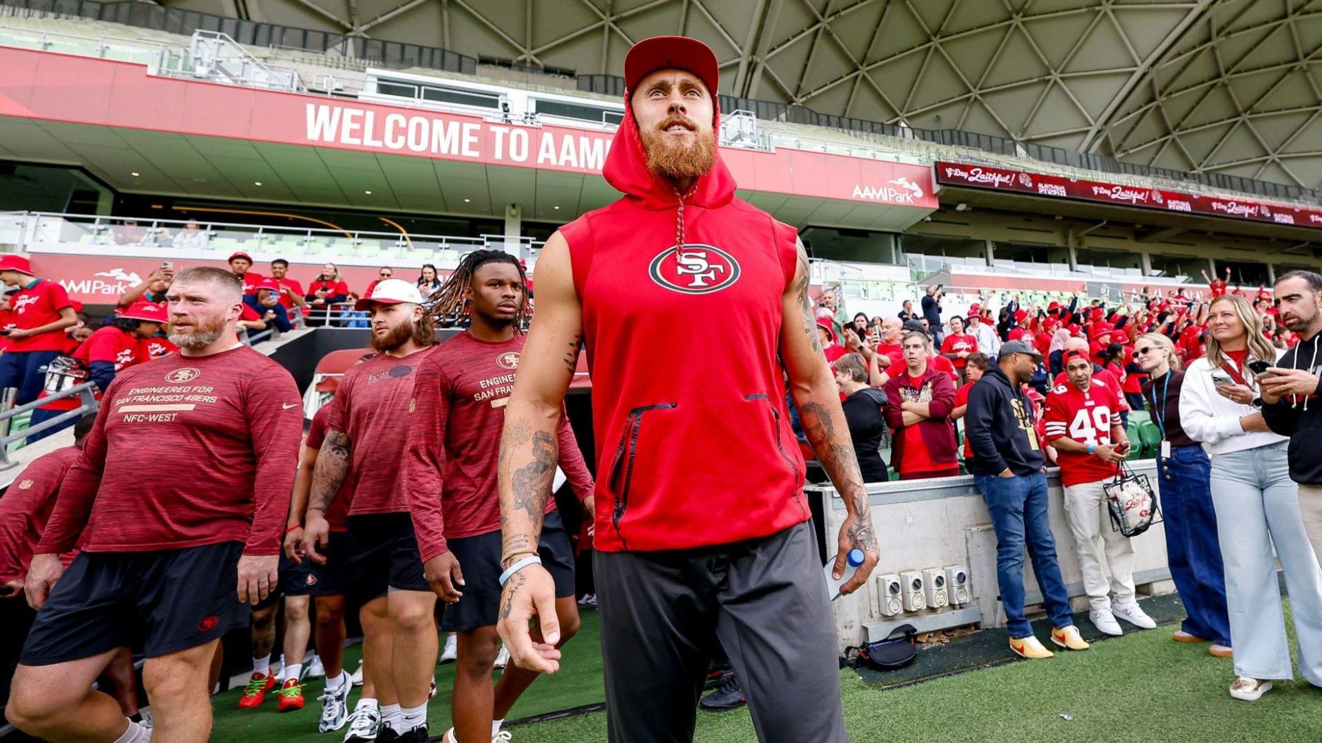 George Kittle e outros jogadores dos 49ers são recebidos por torcedores em Melbourne