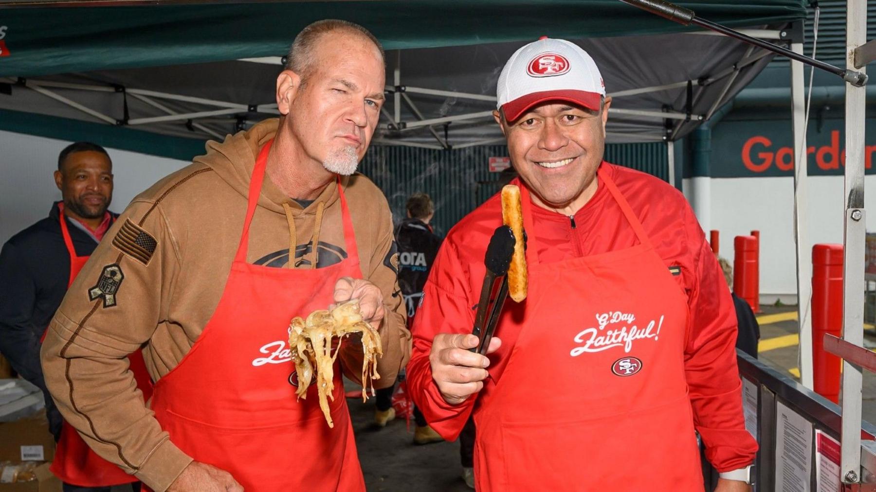 Os ex-jogadores Joe Nedney e Jesse Sapolu participam de um churrasco beneficente na Austrália
