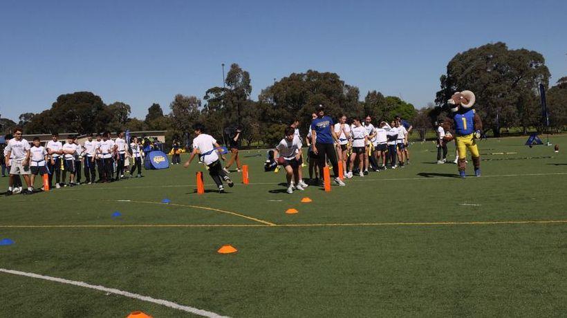 Ação comunitária dos Rams para fãs de futebol americano antes do jogo em Melbourne