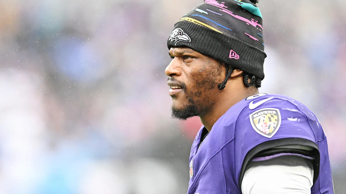 Lamar Jackson durante atividade do Baltimore Ravens.