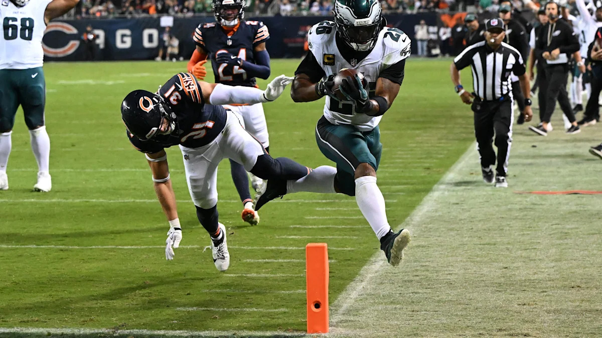 Saquon Barkley corre com a bola pelos Eagles diante dos Bears.