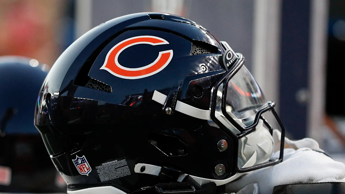 Capacete do Chicago Bears à beira do campo.