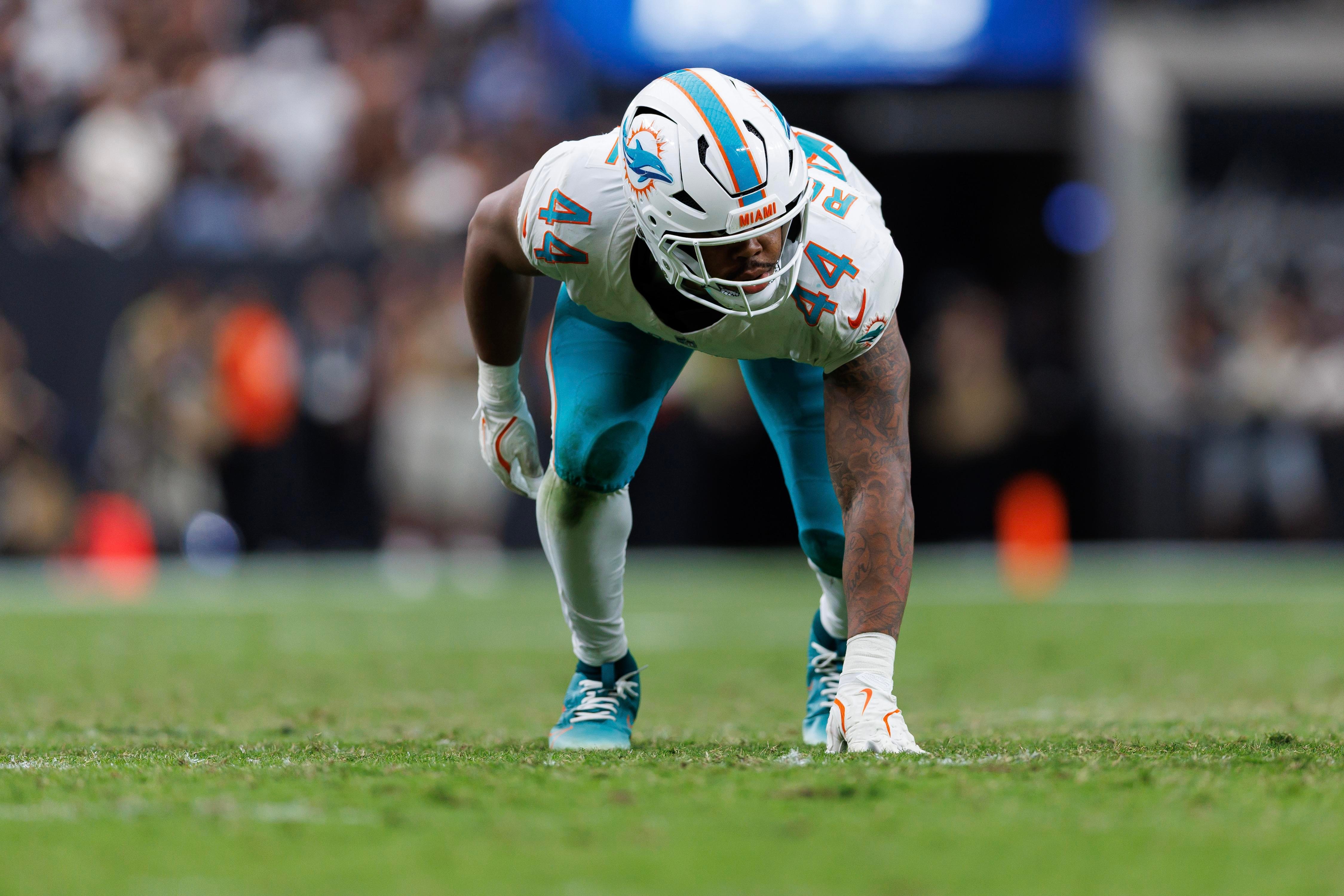 Chop Robinson se posiciona pela defesa dos Dolphins diante dos Raiders.