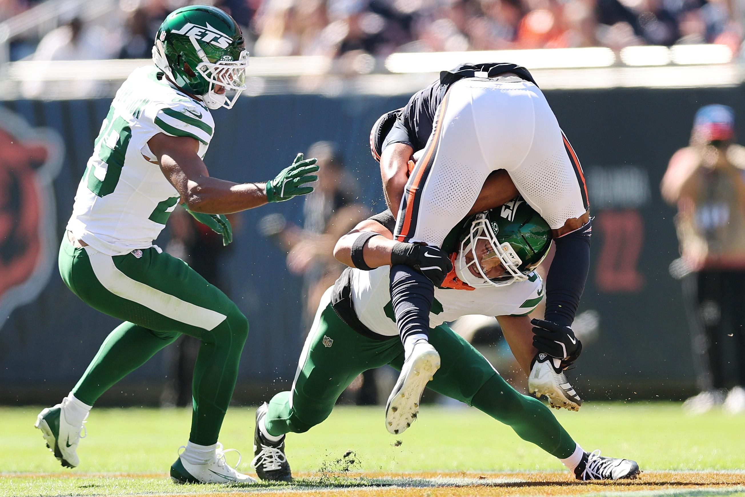 Dane Belton faz um tackle em Rome Odunze durante Jets x Bears, em 4 de outubro de 2026.