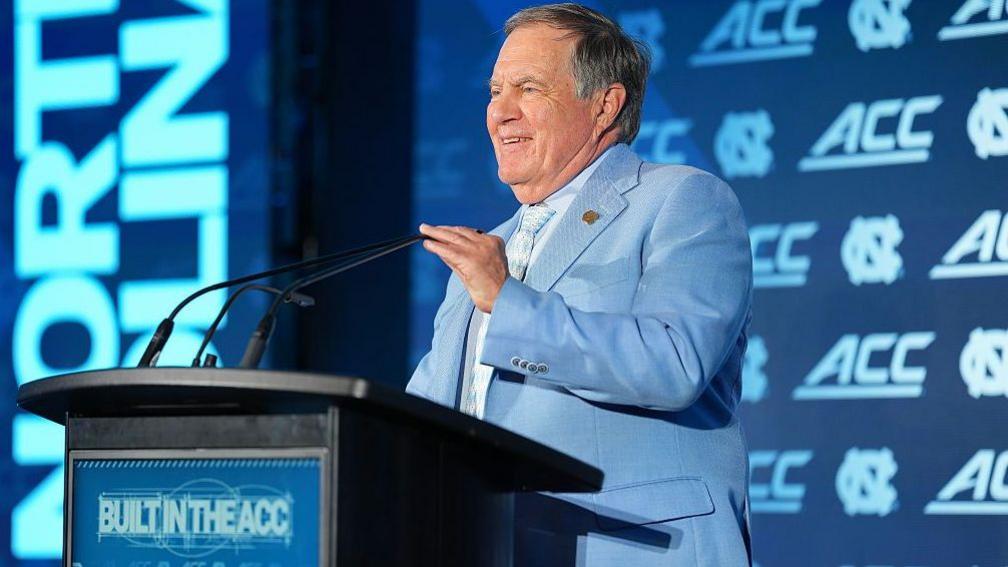 Bill Belichick fala em entrevista antes do início da temporada universitária